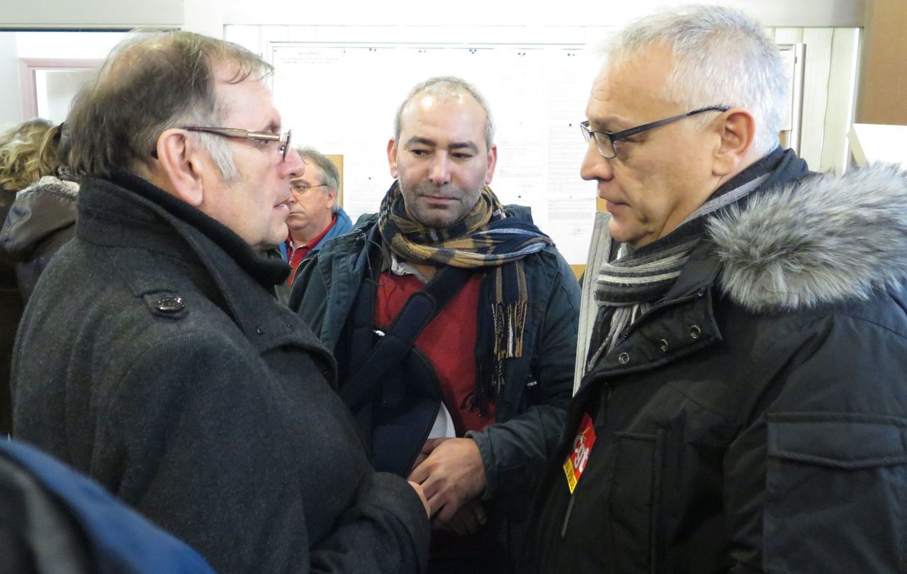 <b></b> Après des semaines de conflit, Marcel Saint-Aubin, le premier maire adjoint de Montigny-lès-Cormeilles (à gauche), et les représentants de l’union locale CGT de Montigny (au centre et à droite) avaient fini par trouver une solution de relogement début 2016. 