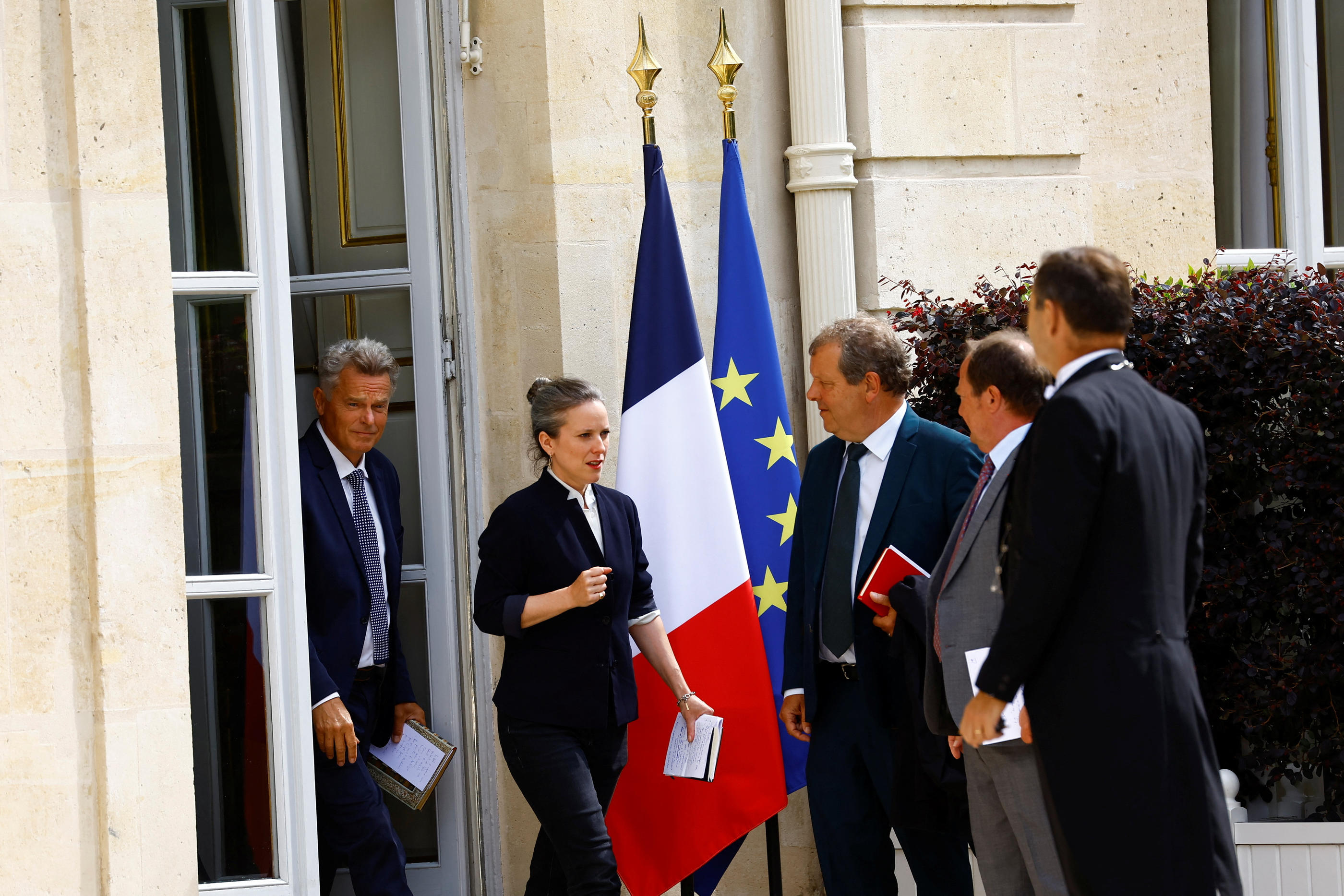 Élysée (VIIIe), le 23 août. Les représentants du NFP, Lucie Castets et Fabien Roussel, sortent de leur entrevue avec Emmanuel Macron en vue de nommer un Premier ministre. Reuters/Abdul Saboor