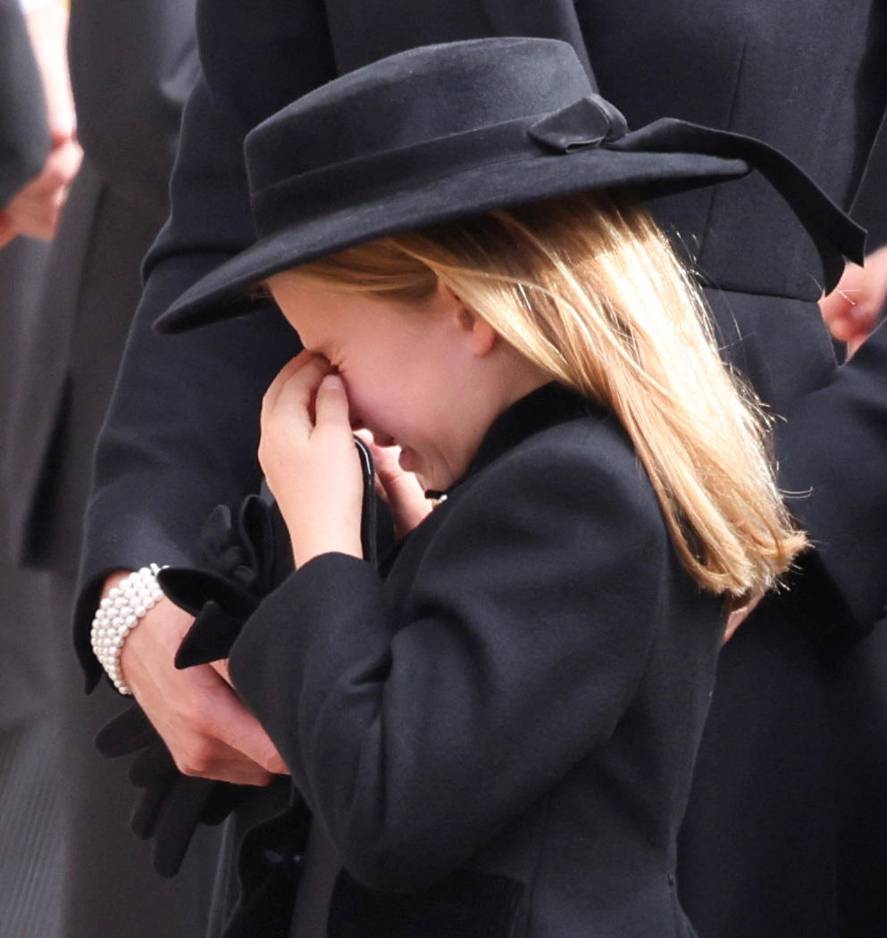 La princesse Charlotte n'a pas pu retenir son émotion après la cérémonie à l'abbaye de Westminster (Phil Harris/Pool via REUTERS)