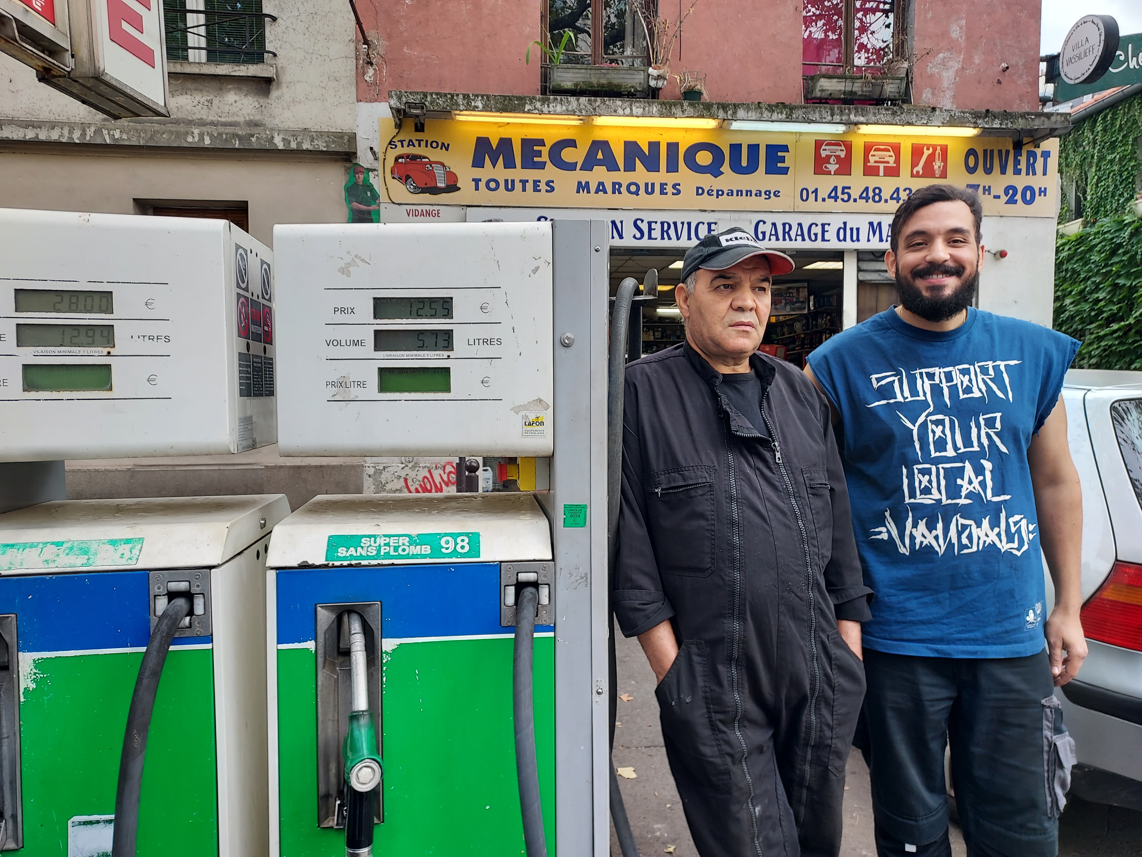 Avenue du Maine à Paris (XVe), le 5 octobre 2023. Bouchaïb et son fils Aziz tiennent l'un des derniers garages-stations essence de la capitale. LP/Céline Carez