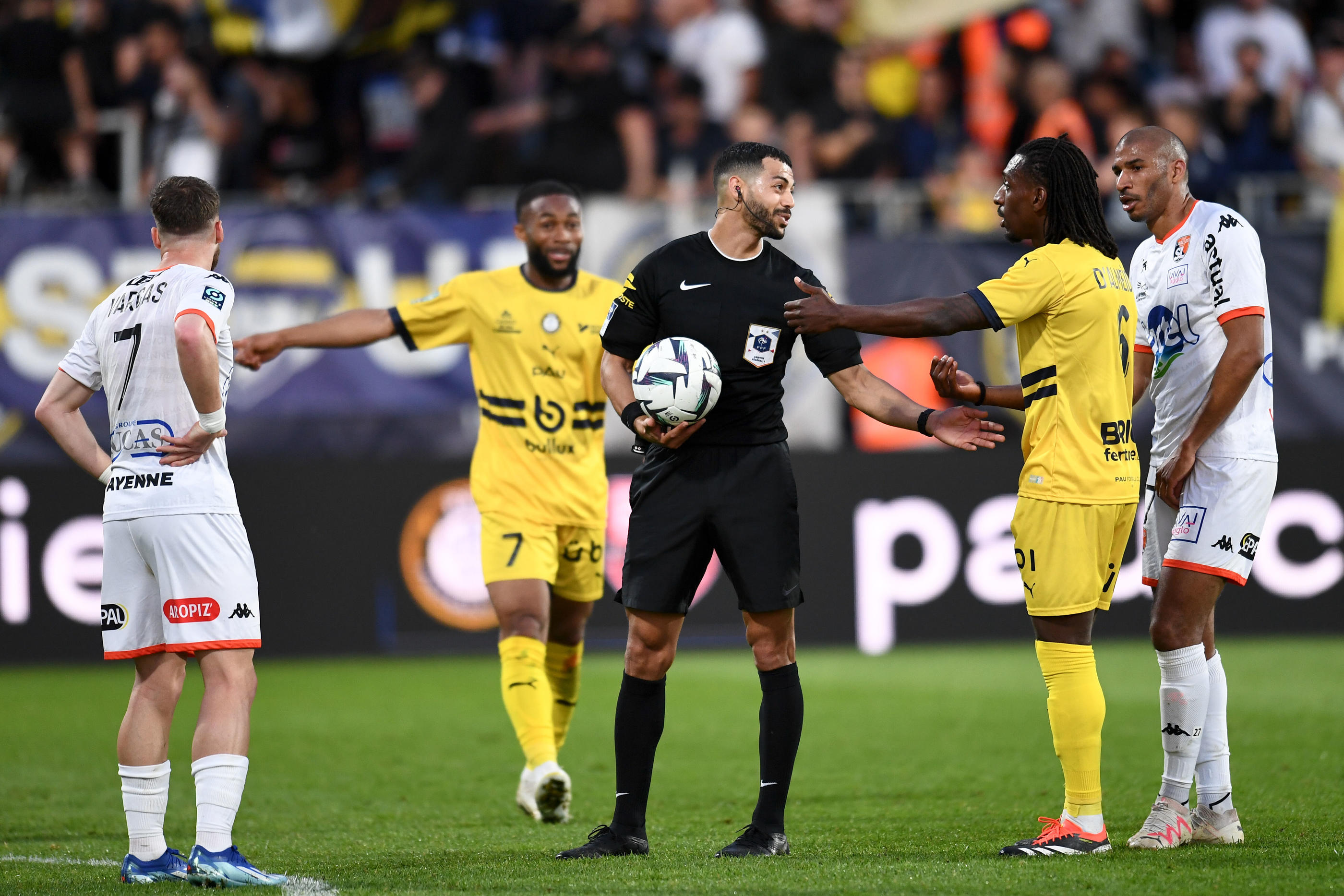 La sonorisation des arbitres, ici Azzedine Souifi, devrait être étendue à la Ligue 1. (Photo Philippe Lecoeur/FEP/Icon Sport)