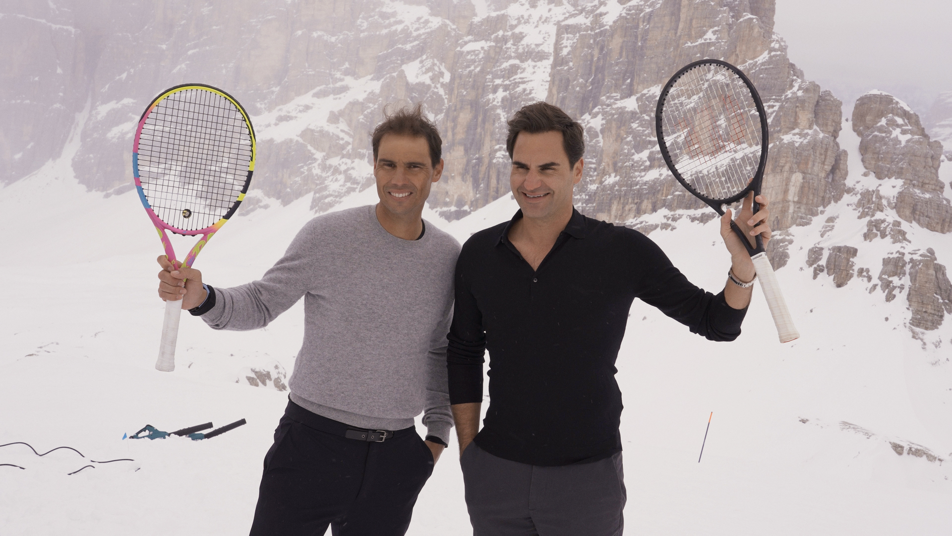Roger Federer et Rafael Nadal lors d'une campagne publicitaire pour Louis Vuitton dans les Alpes.