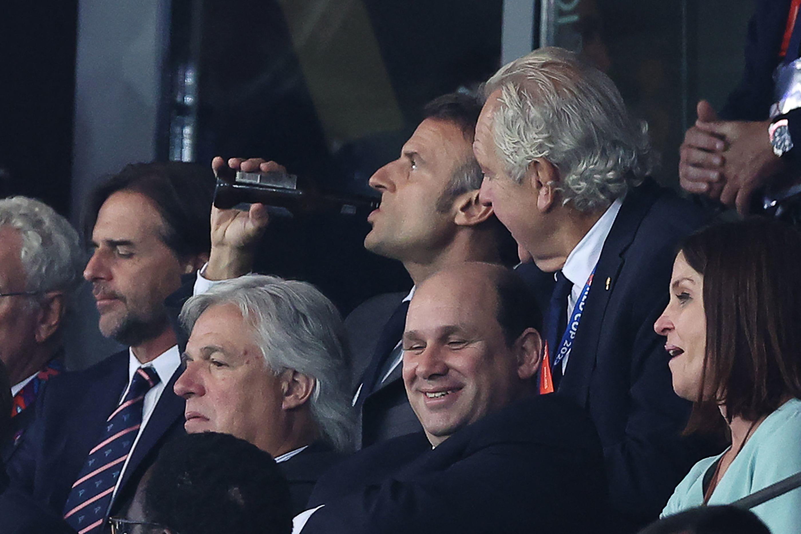Après avoir bu une bière dans les tribunes du stade Pierre-Mauroy à Lille lors du match du Mondial opposant la France à l'Uruguay, le président de la République Emmanuel Macron a ensuite récidivé dans le vestiaire uruguayen après la rencontre. (Photo FRANCK FIFE / AFP)