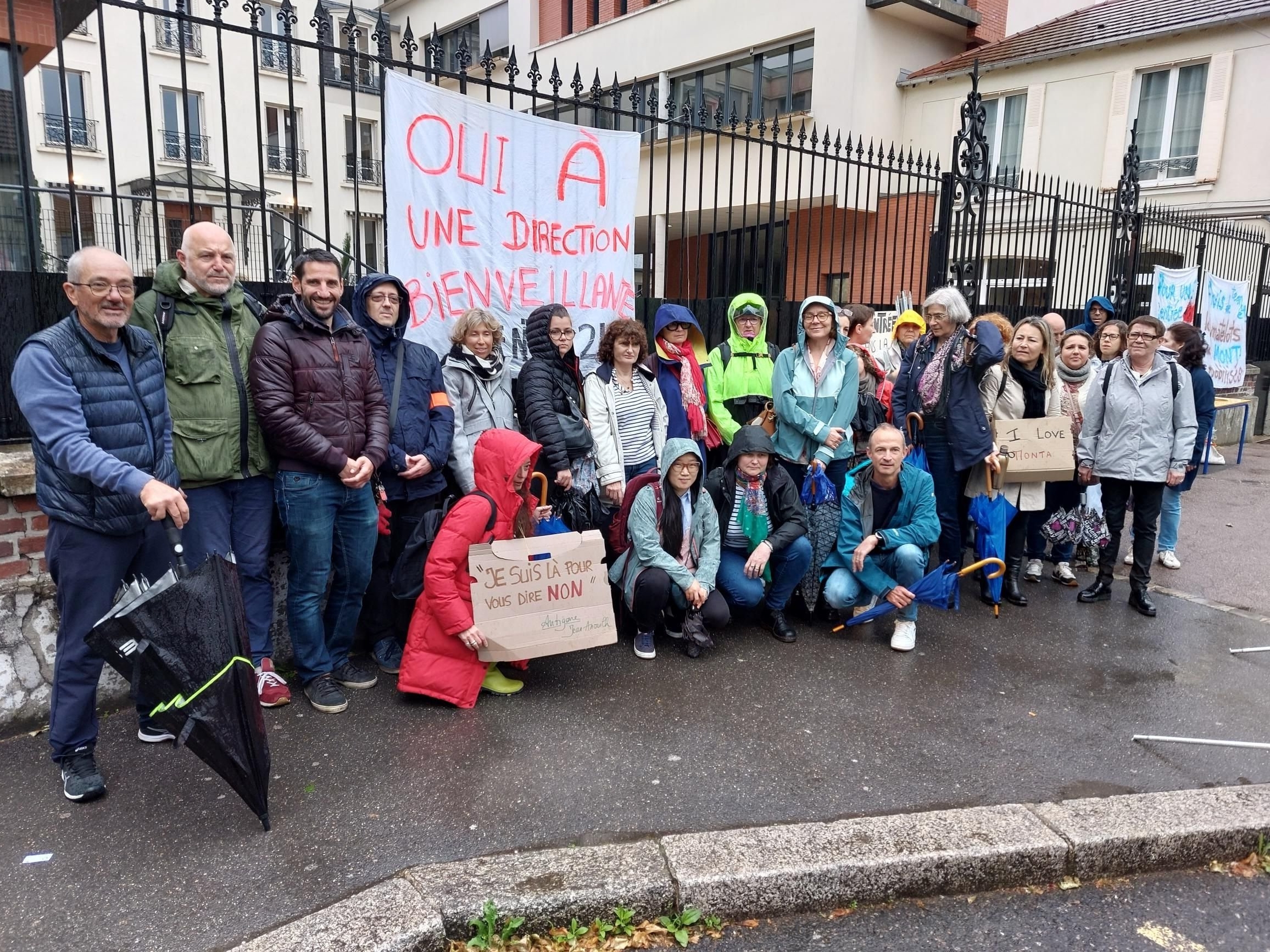 Nogent-sur-Marne (Val-de-Marne), mardi 14 mai. Plusieurs dizaines d'enseignants et de personnels de l'institut Montalembert ont pris part à un mouvement de grève. LP/Gérald Moruzzi