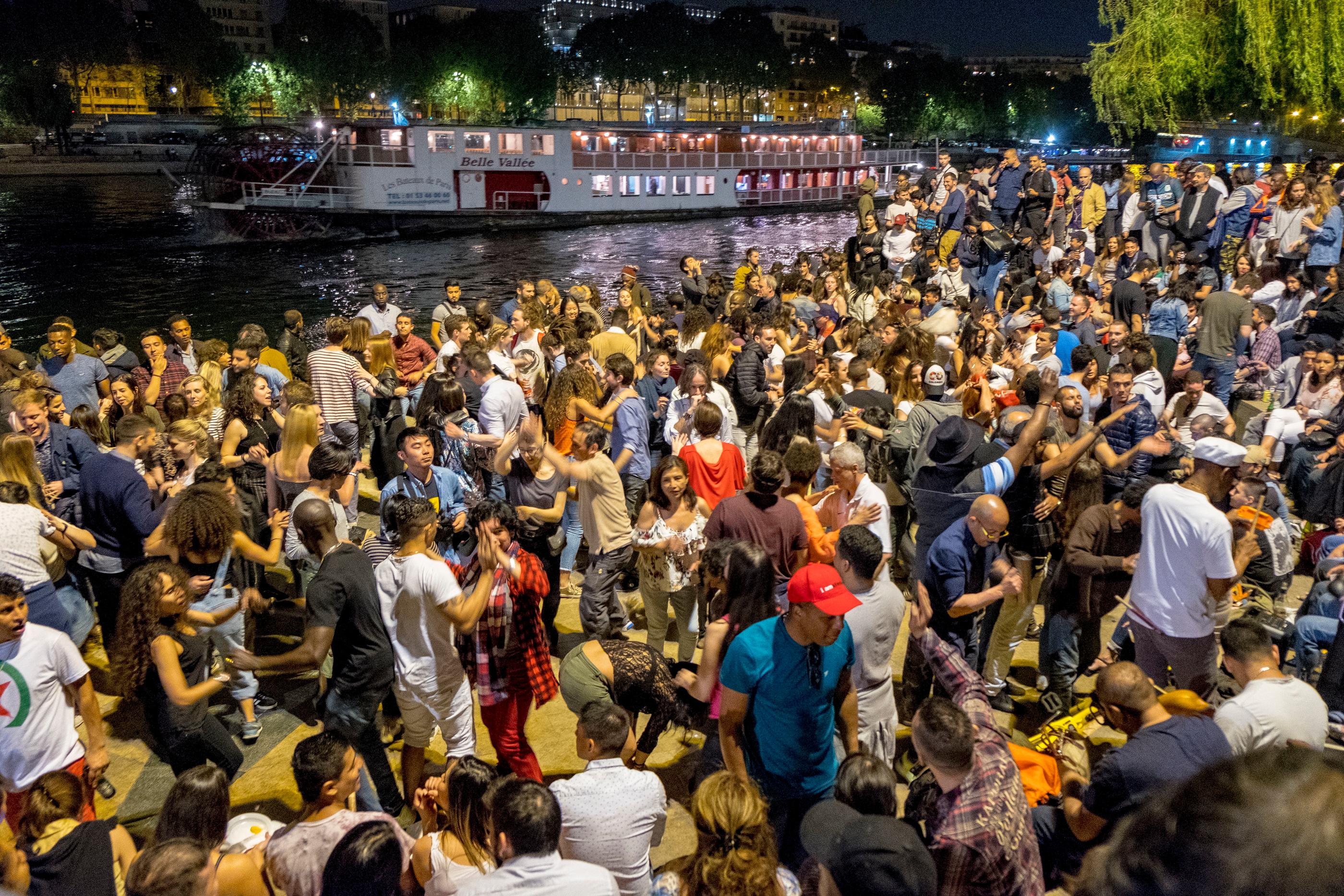 Célibataires en quête de flirts, fêtards et danseurs sont nostalgiques de cette insouciance d'avant, lorsque le jardin Tino Rossi (Paris, Ve) se transformait en piste de salsa sur les bords de la Seine. AFP/Hemis/Bertrand Gardel