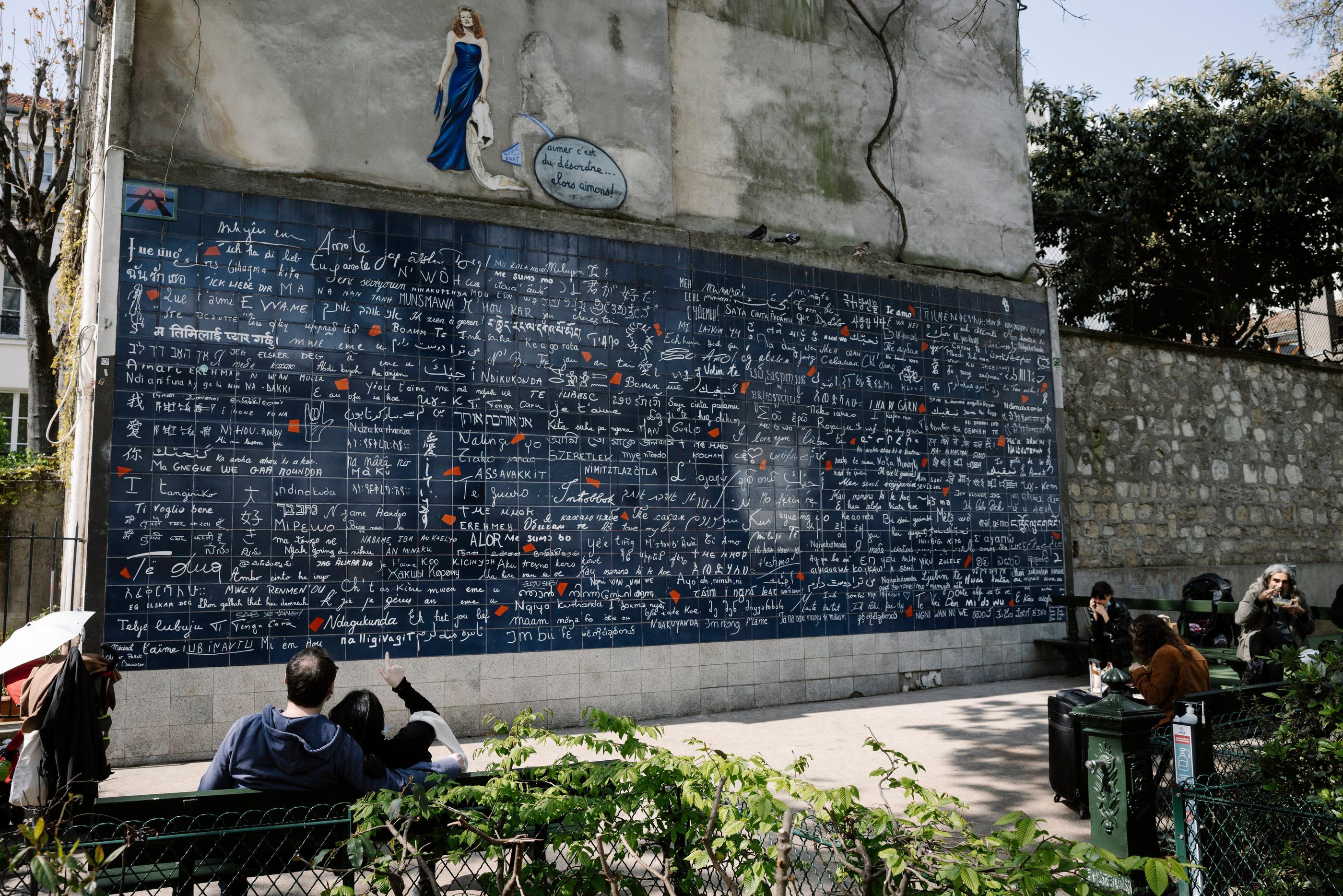 Le Square Louise Michel, ou les marches du Sacré Coeur –