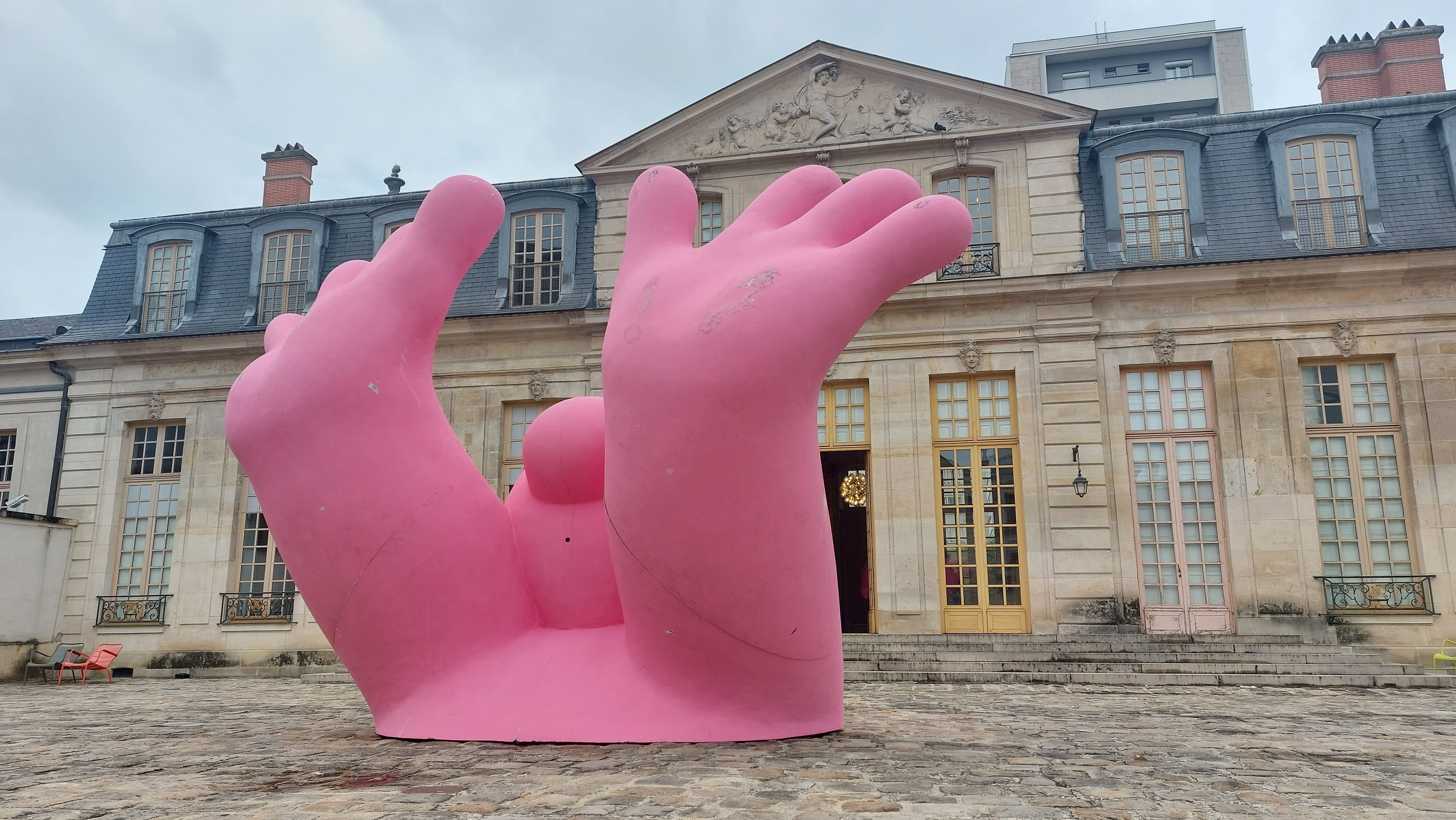 Clichy (Hauts-de-Seine), le 22 juin. L'agence RentingART, installée dans la ville, propose l'exposition Mignonisme 2, avec un circuit dans l'espace public, de neuf bonhommes roses réalisés par Philippe Katerine. LP/Anne-Sophie Damecour