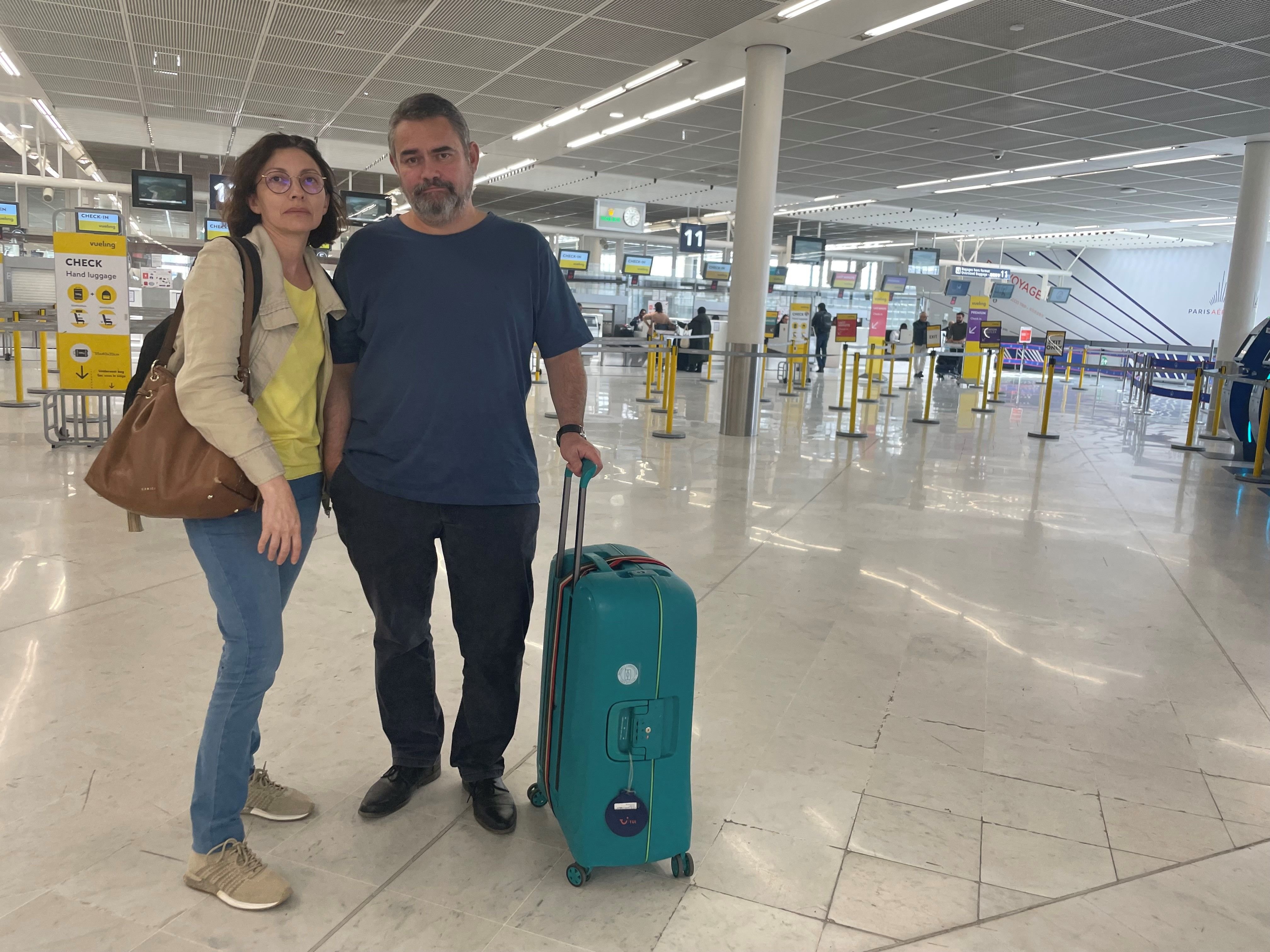 Aéroport d'Orly, ce samedi midi. Venus de Lille, Johanna et Etienne ont déjà perdu une journée de week-end. Ils espéraient partir en milieu d'après-midi alors que la plupart des bureaux d'embarquement derrière eux demeurent fermés. LP/Sylvain Deleuze