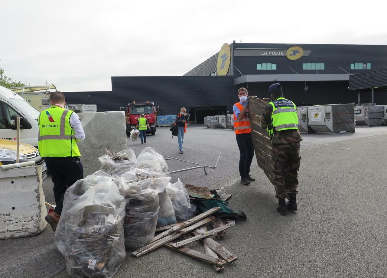 <b></b> Aéroport Roissy-Charles-de-Gaulle (Val-d’Oise), mardi 8 septembre 2020. Dans la zone cargo, des déchets s’amoncellent depuis des années. Une opération de nettoyage a eu lieu pour la première fois.
