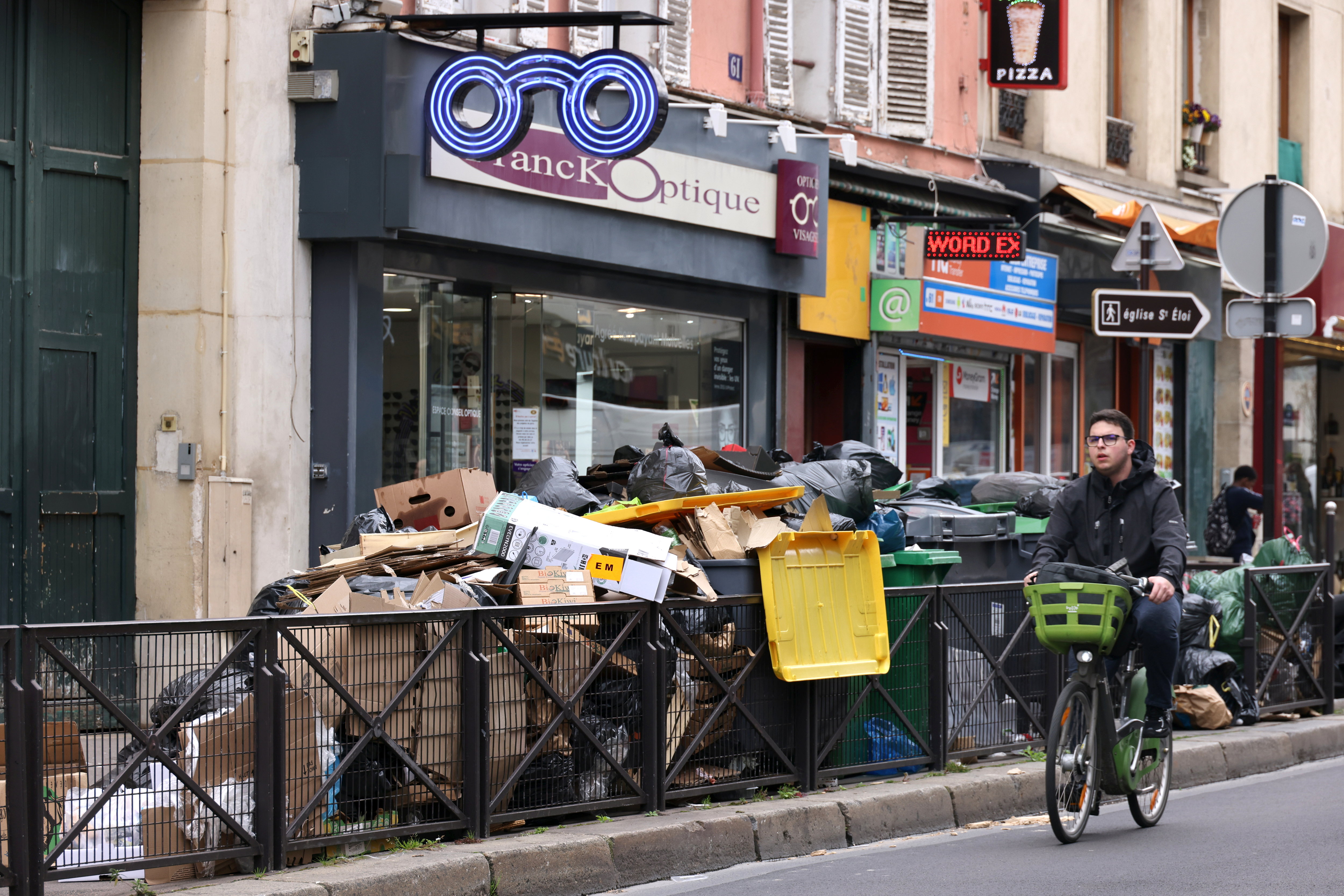 Paris (XIIe), le 23 mars. Les tas de déchets vont diminuer, mais le retour à la normale prendra encore plusieurs jours. LP/Delphine Goldsztejn