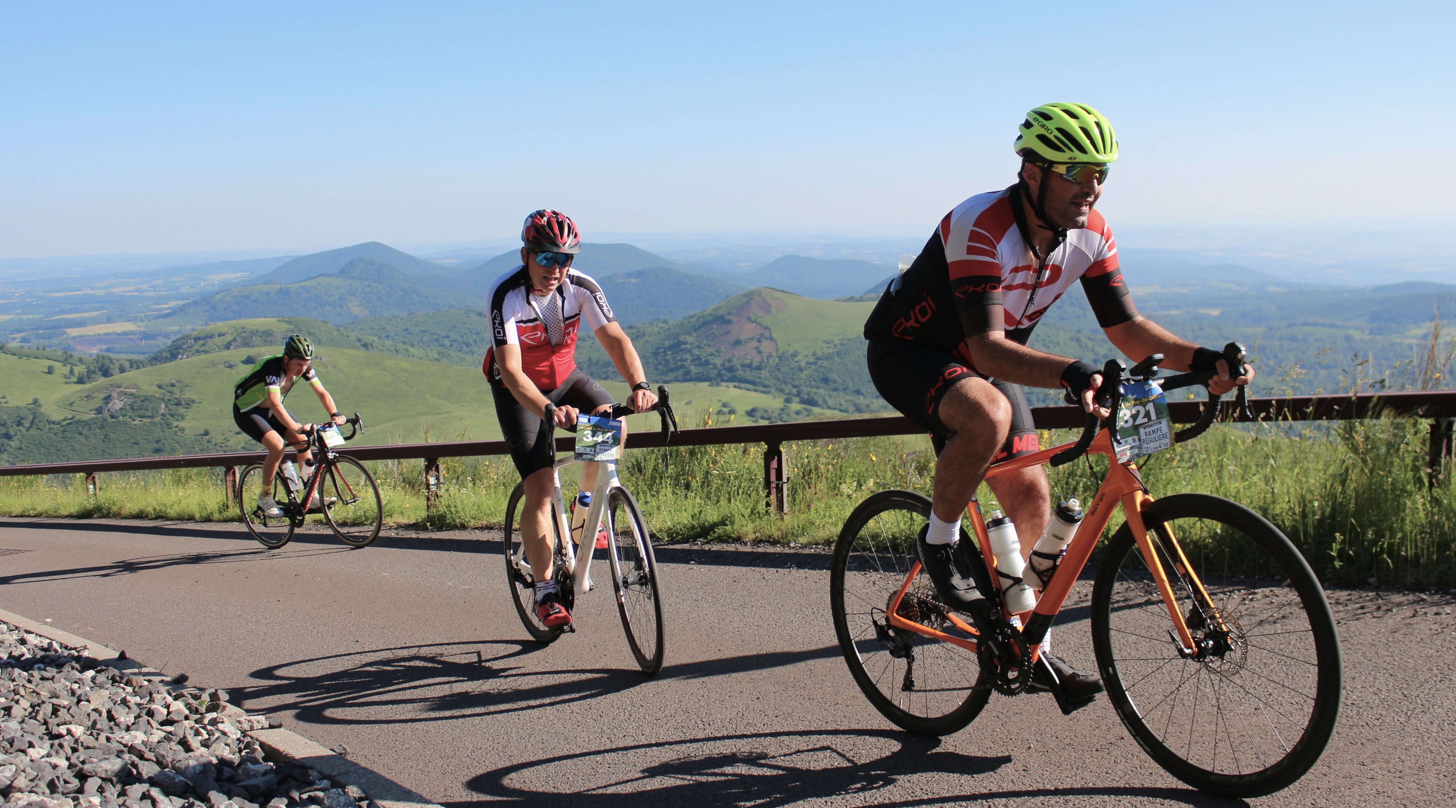 Trois participants de la randonnée cyclotouriste organisée le 25 juin au puy de Dôme. DR
