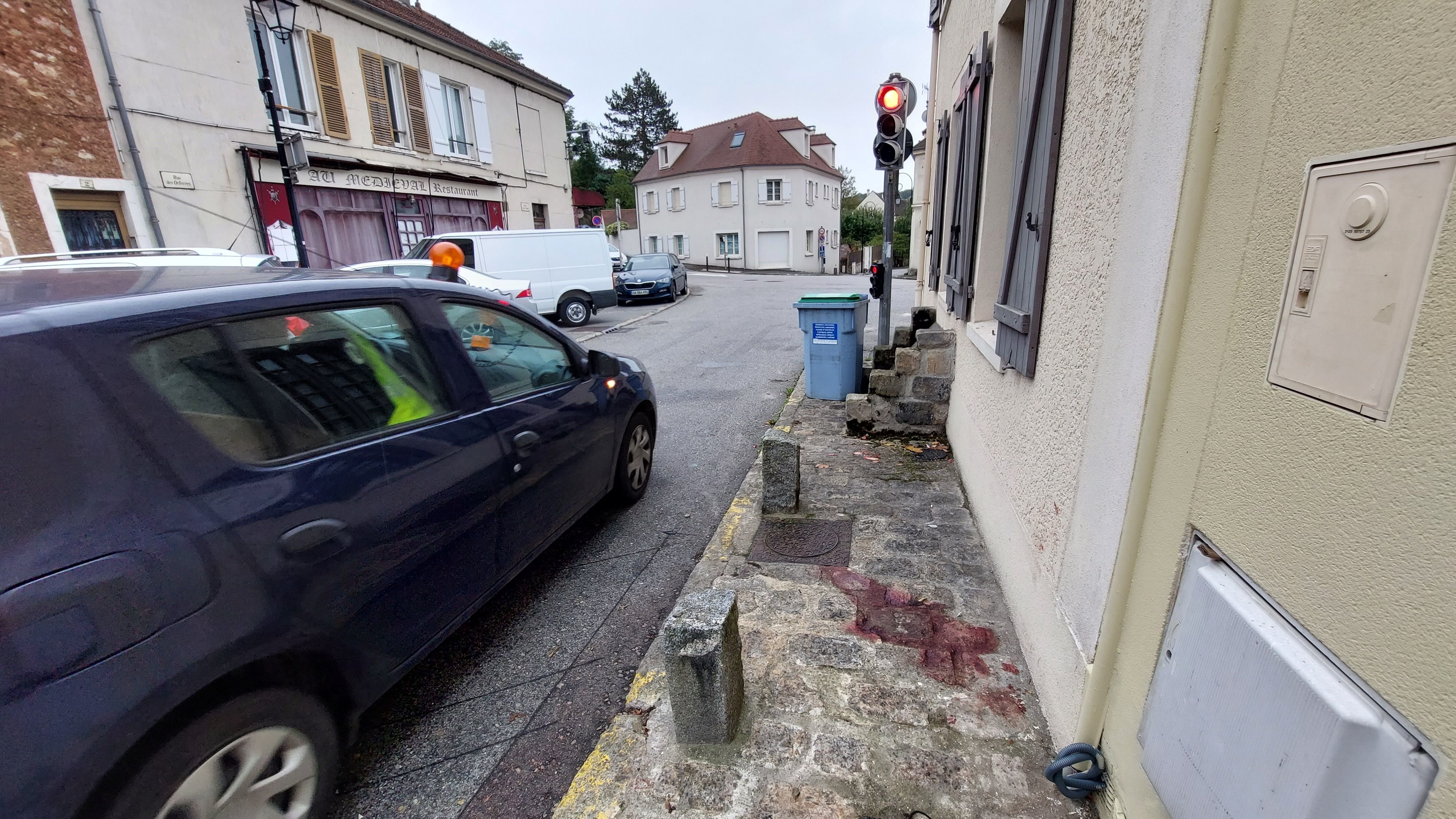 Châteaufort (Yvelines), ce lundi 23 octobre. Touché par un tir de police, le conducteur de la voiture volée a perdu beaucoup de sang. transporté en urgence à l’hôpital Percy de Clamart (Hauts-de-Seine) et opéré, ses jours ne sont plus en danger.