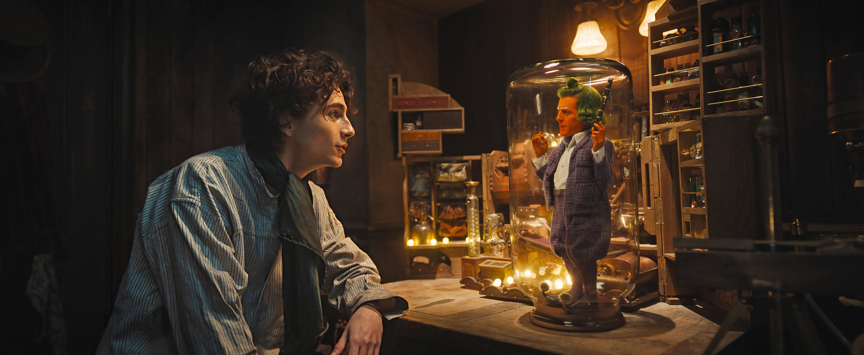 Timothée Chalamet est le héros de « Wonka », comédie musicale qui raconte la rencontre du futur chocolatier avec un Oompa Loompa (Hugh Grant). Warner Bros.