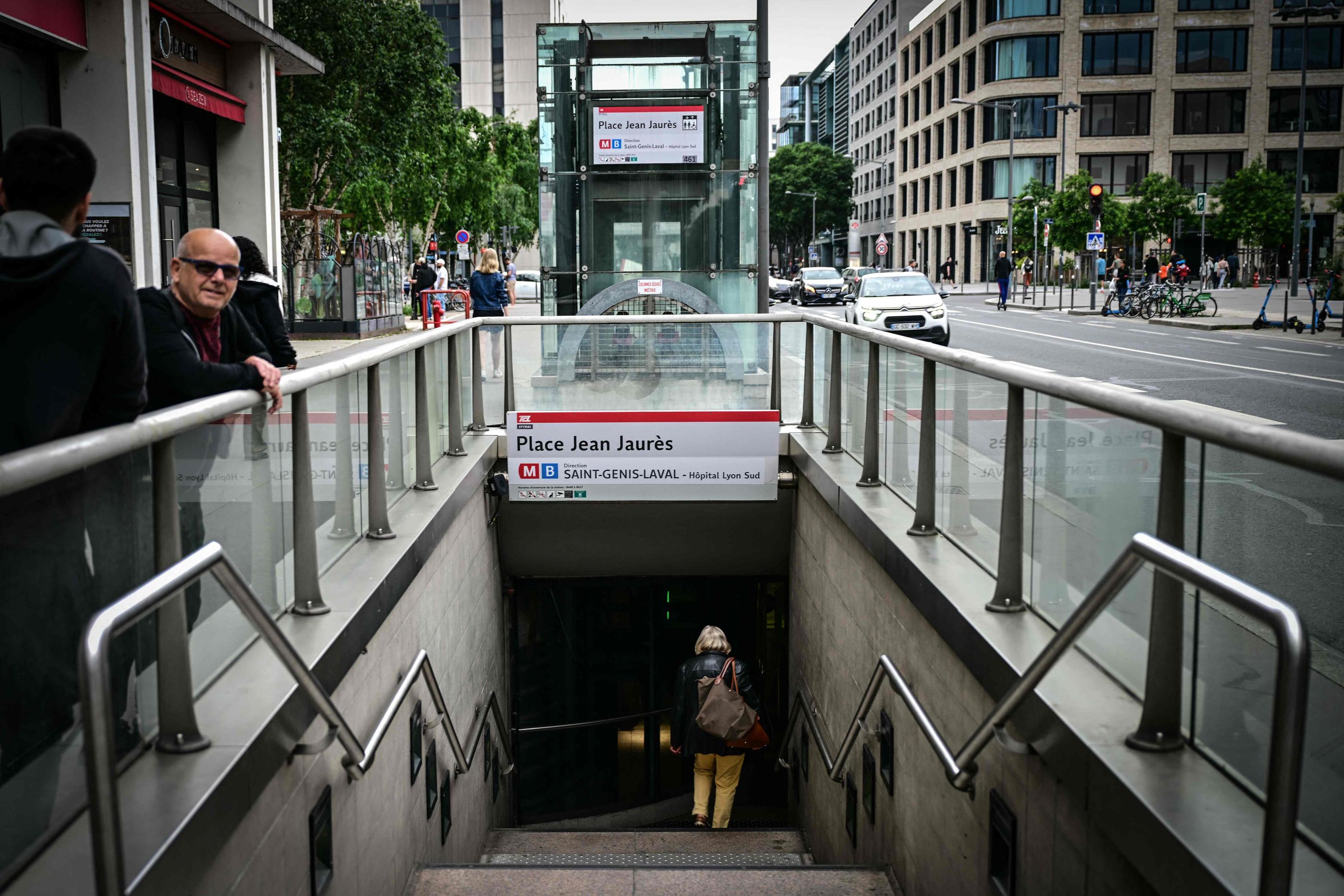 Le métro a rouvert aux alentours de 18 heures, ce dimanche. AFP/Olivier Chassignole