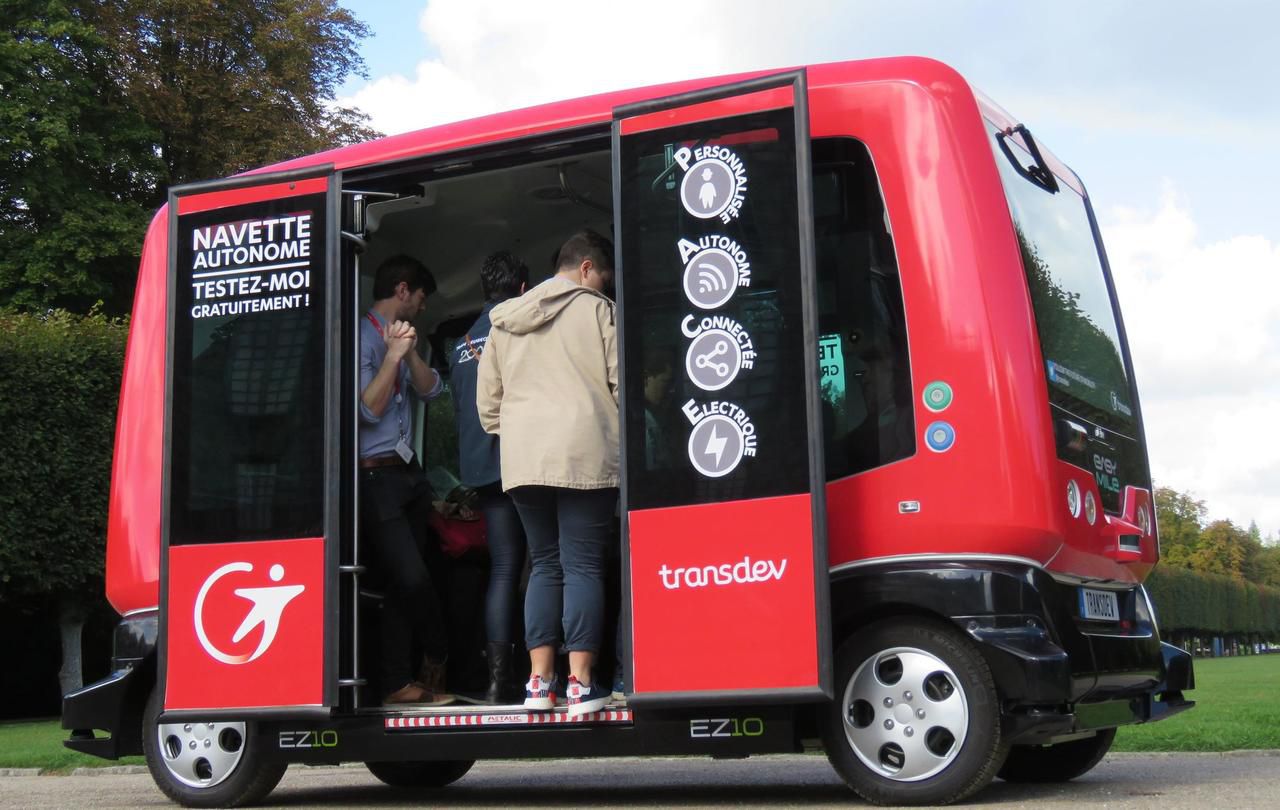 <b></b> Rambouillet, samedi. Une navette 100 % électrique et sans chauffeur a permis aux visiteurs de découvrir « la mobilité de demain » dans les allées du château. 