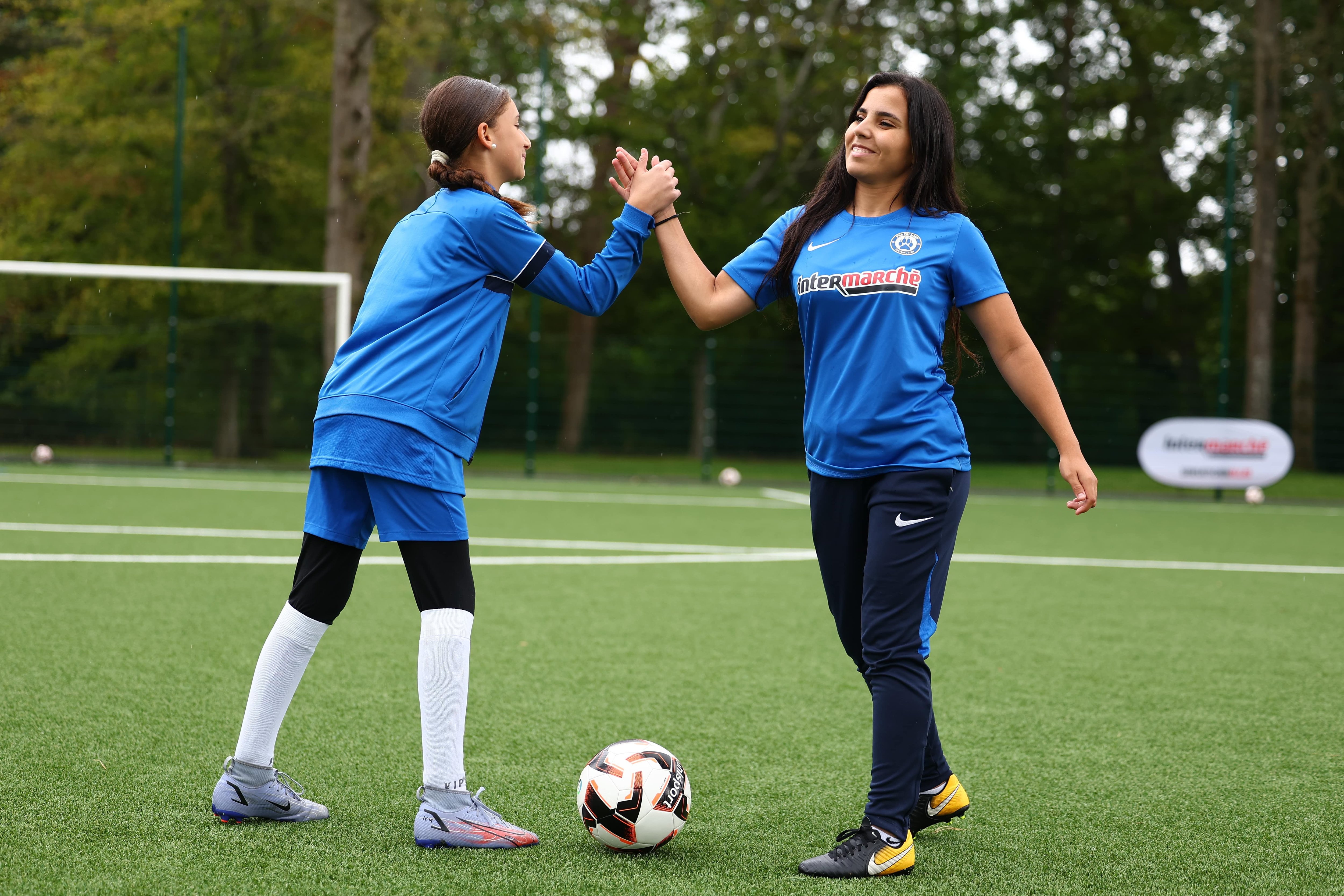 La 3e saison de l'opération Sensationnelles est désormais lancée. Les clubs féminins ou sections féminines sont désormais à pied d’œuvre pour monter un projet qui leur permettra notamment de gagner 30 000 euros et un stage à Clairefontaine comme ici avec les demoiselles du FC Pas du Loup. DR/Intermarché