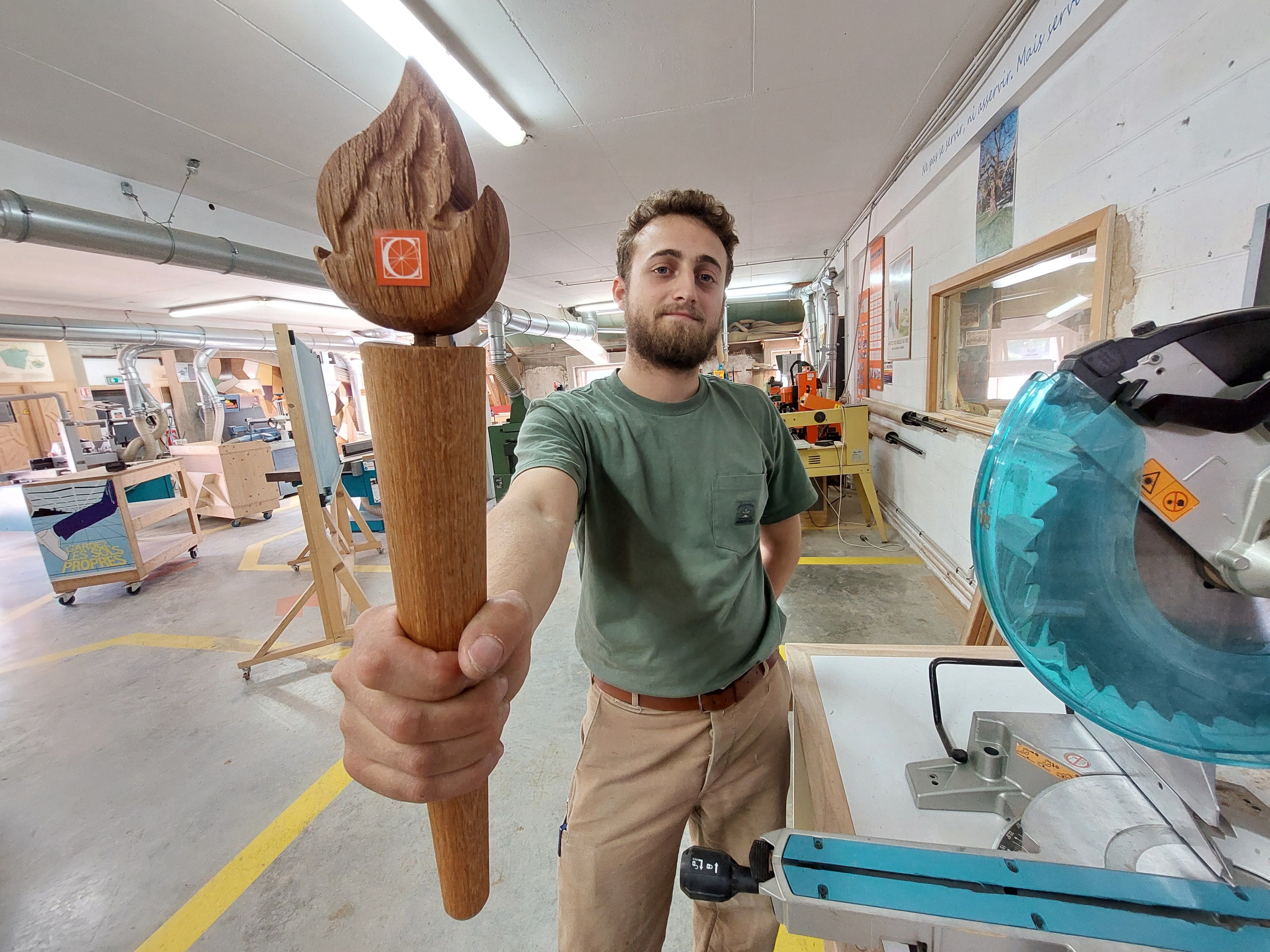 Saint-Thibault-des-Vignes (Seine-et-Marne), le 24 juin. Noé Gaillard, compagnon menuisier, est le créateur des répliques en bois de la flamme olympique qui ont été commandées par le département. LP/Sébastien Blondé