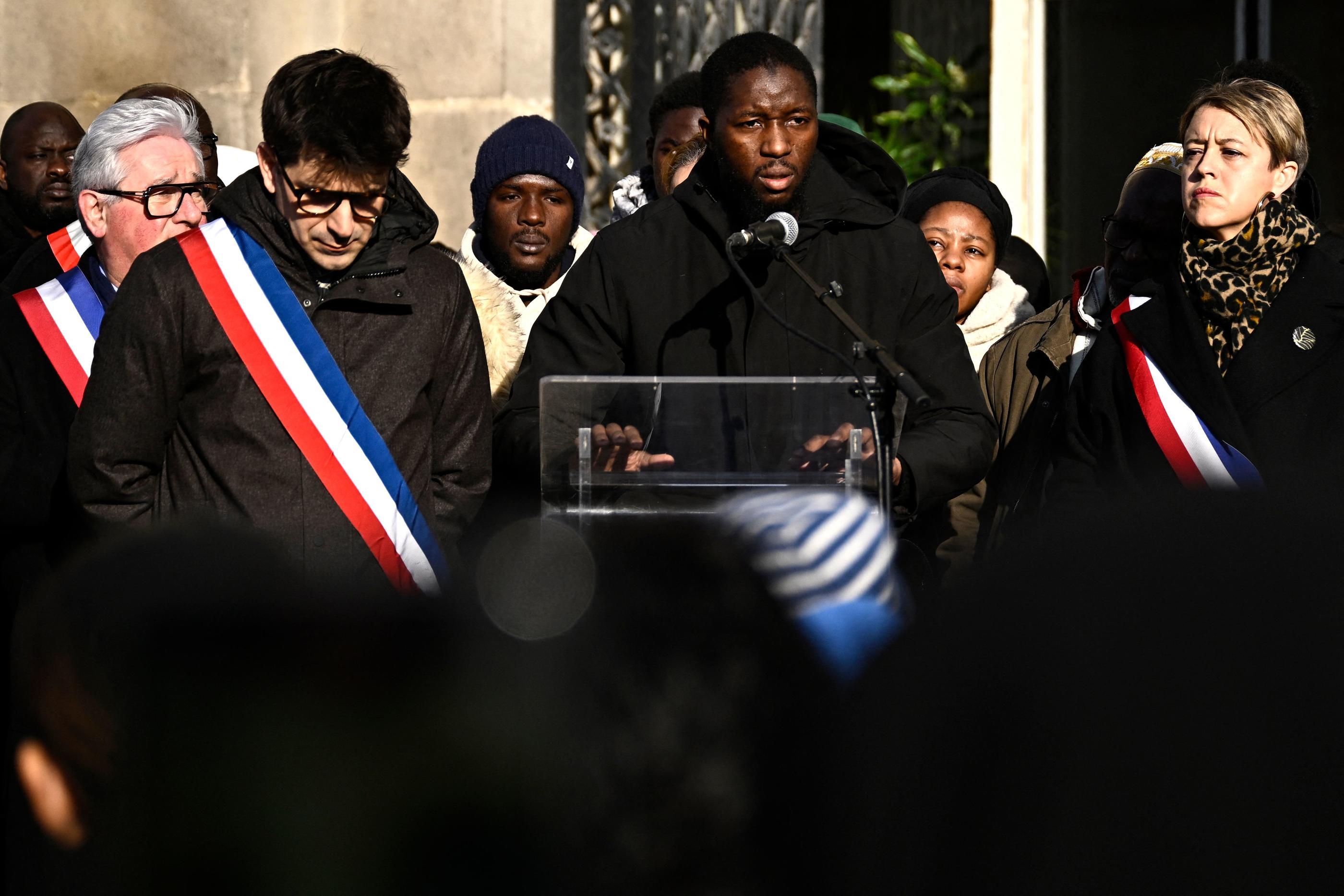 Saint-Denis (Seine-Saint-Denis), ce samedi. Mory, le grand-frère de Sedan, adolescent tué au couteau mercredi, a lancé un appel au calme. AFP/Julien de Rosa
