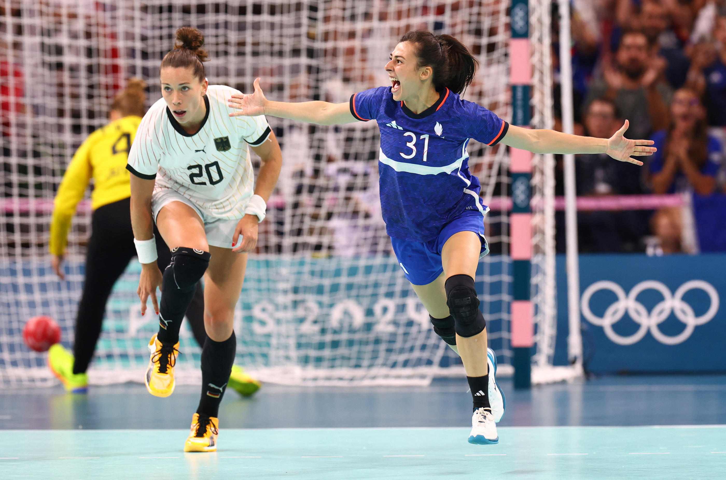 Lucie Granier et l'équipe de France de handball contre l'Allemagne au stade Pierre-Mauroy. Reuters/Bernadett Szabo.