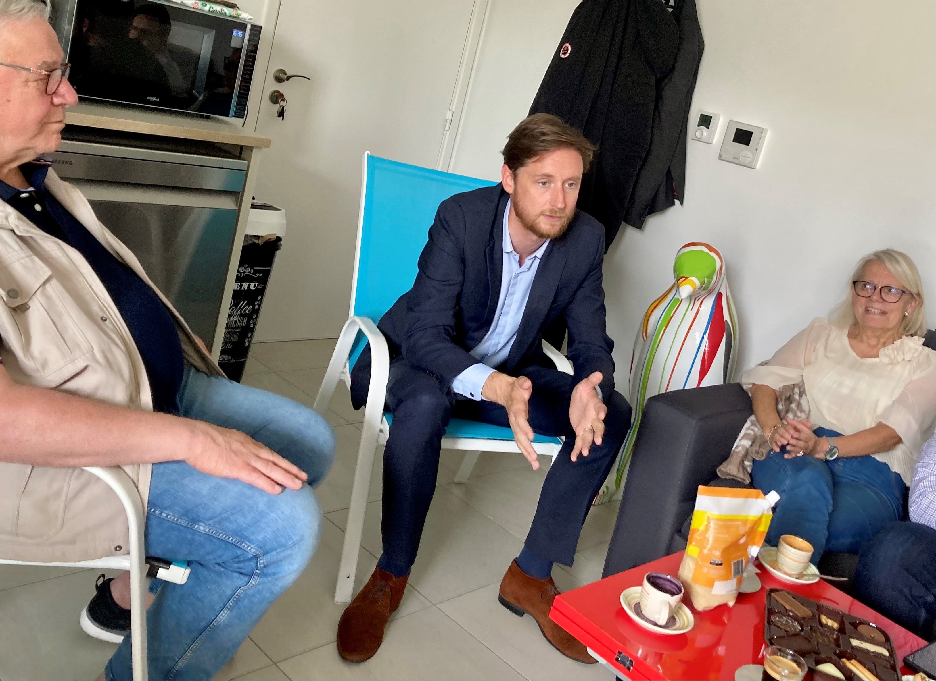 Le Perreux-sur-Marne, le 6 juin. Paul Bazin, le candidat LR, échange avec des électeurs lors d'une réunion d'appartement. LP/Agnès Vives