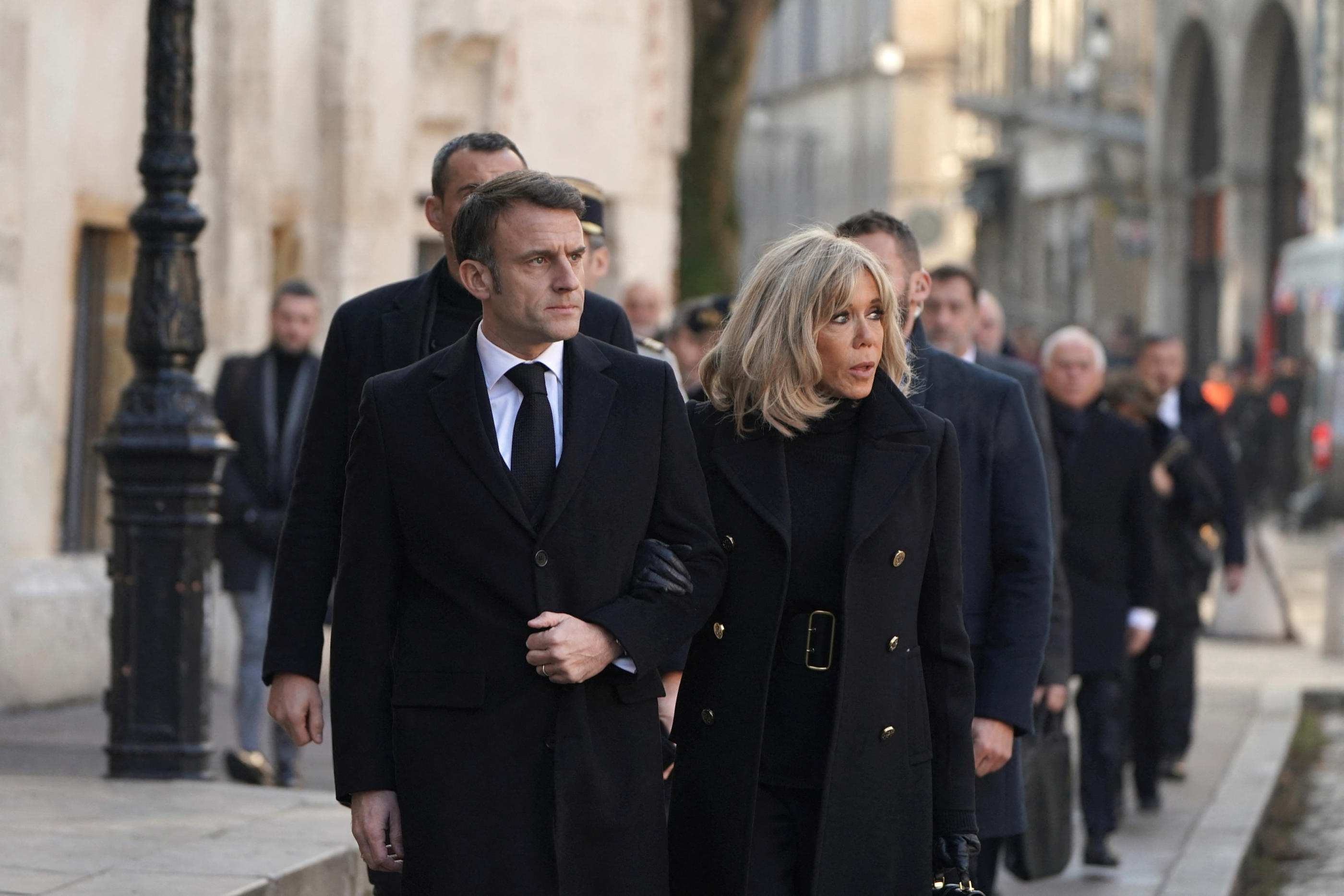 Emmanuel Macron et son épouse Brigitte Macron ont assisté aux funérailles de Gérard Collomb à Lyon ce mercredi. Reuters/Laurent Cipriani