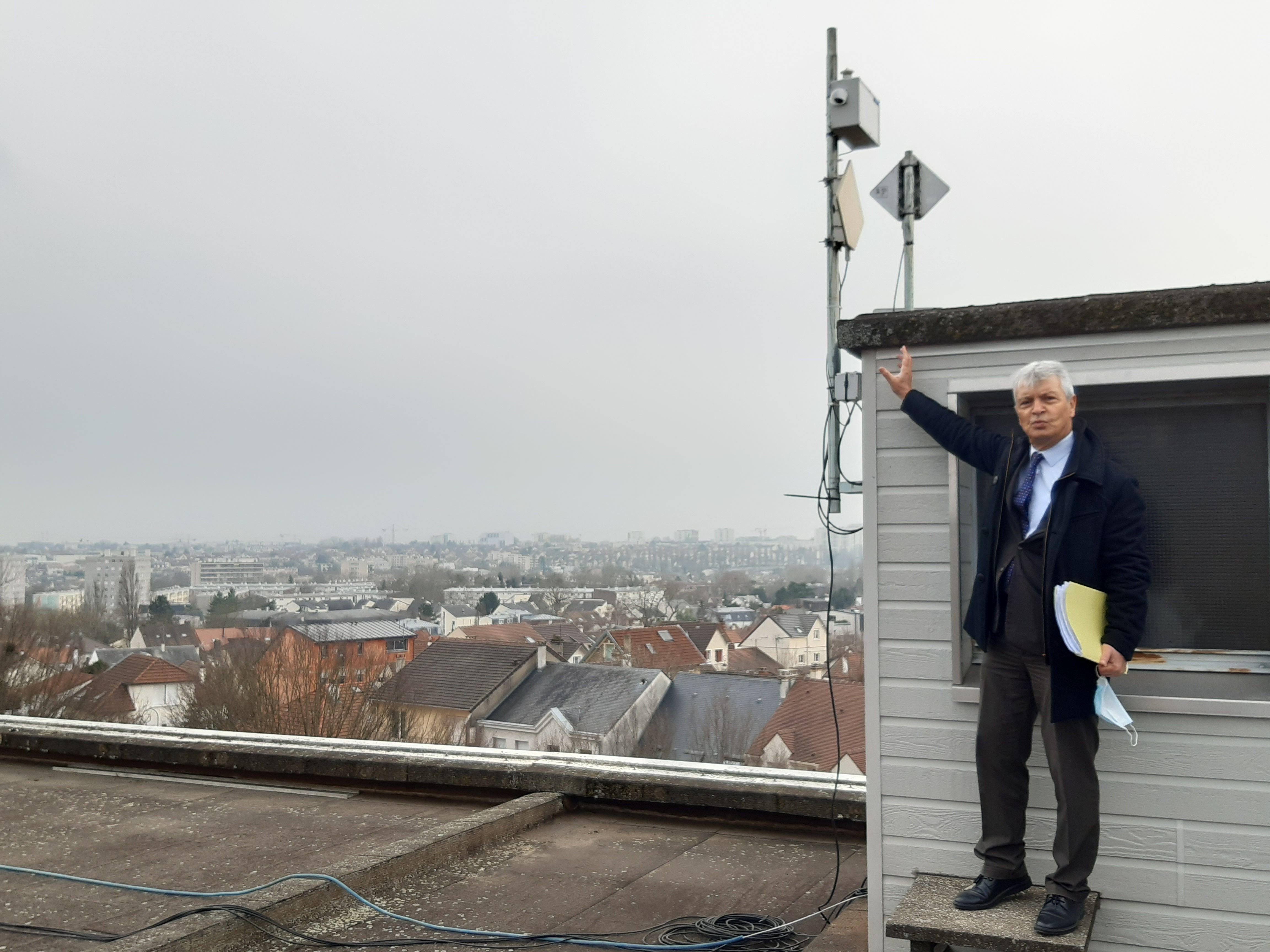 Antony (Hauts-de-Seine), le jeudi 27 janvier. Ioannis Vouldoukis, conseiller municipal, montre un capteur installé sur le toit de l'hôtel de ville qui permet d'obtenir en temps réel la liste des pollens allergisants dans ce secteur. LP/M.L.