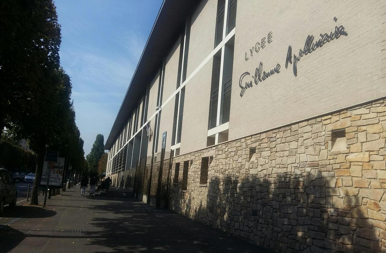 <b></b> Thiais, vendredi. Des élèves du lycée Apollinaire ont bloqué l’établissement deux heures vendredi matin pour protester contre les effectifs de 35 par classe en seconde et Parcoursup.