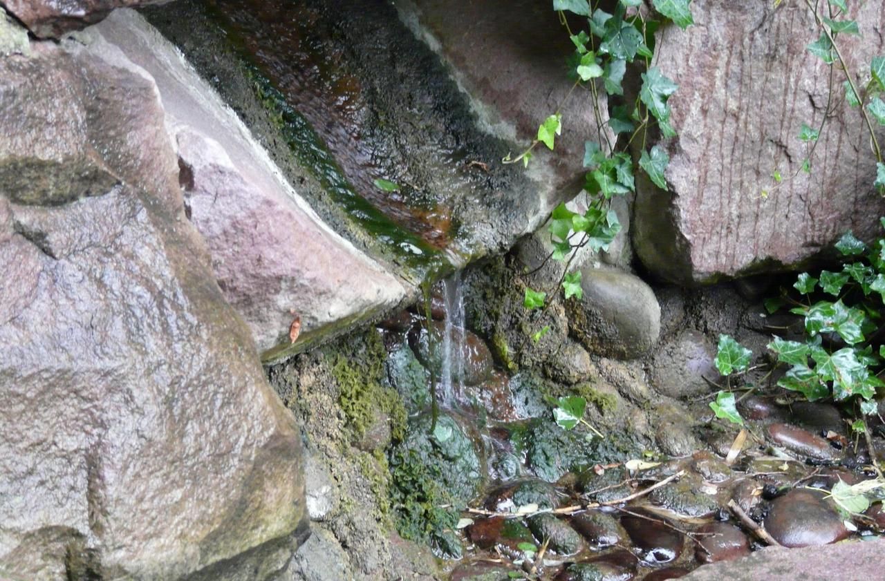 <b></b> La fontaine encore présente sur le site du Clos des Chevillons racheté par la mairie.