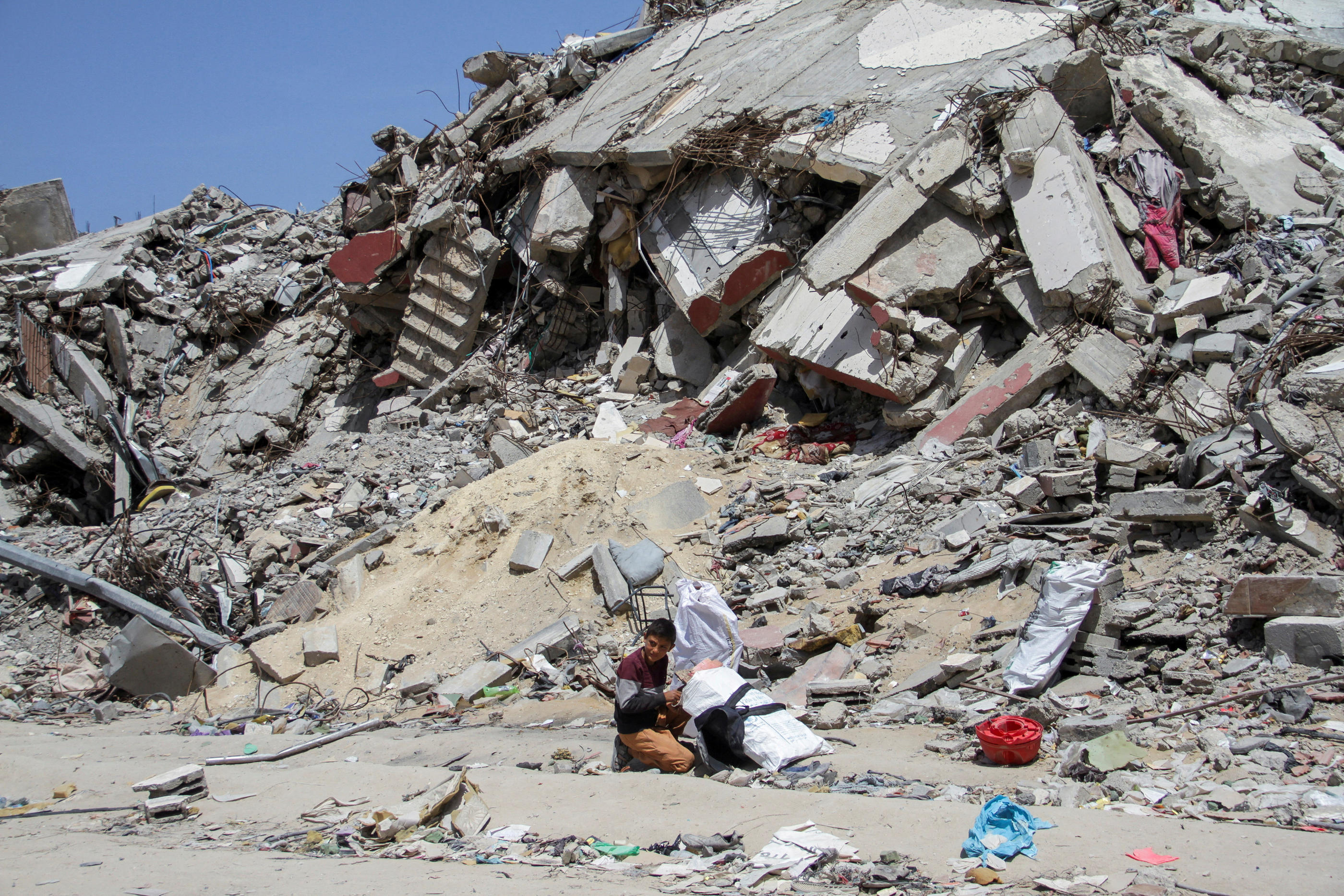 Selon un responsable de l’UNMAS, l’agence de l’ONU chargée du déminage, « 65 % des bâtiments détruits sont des immeubles d’habitation ». Ici, dans le nord de la bande de Gaza. REUTERS/Mahmoud Issa.