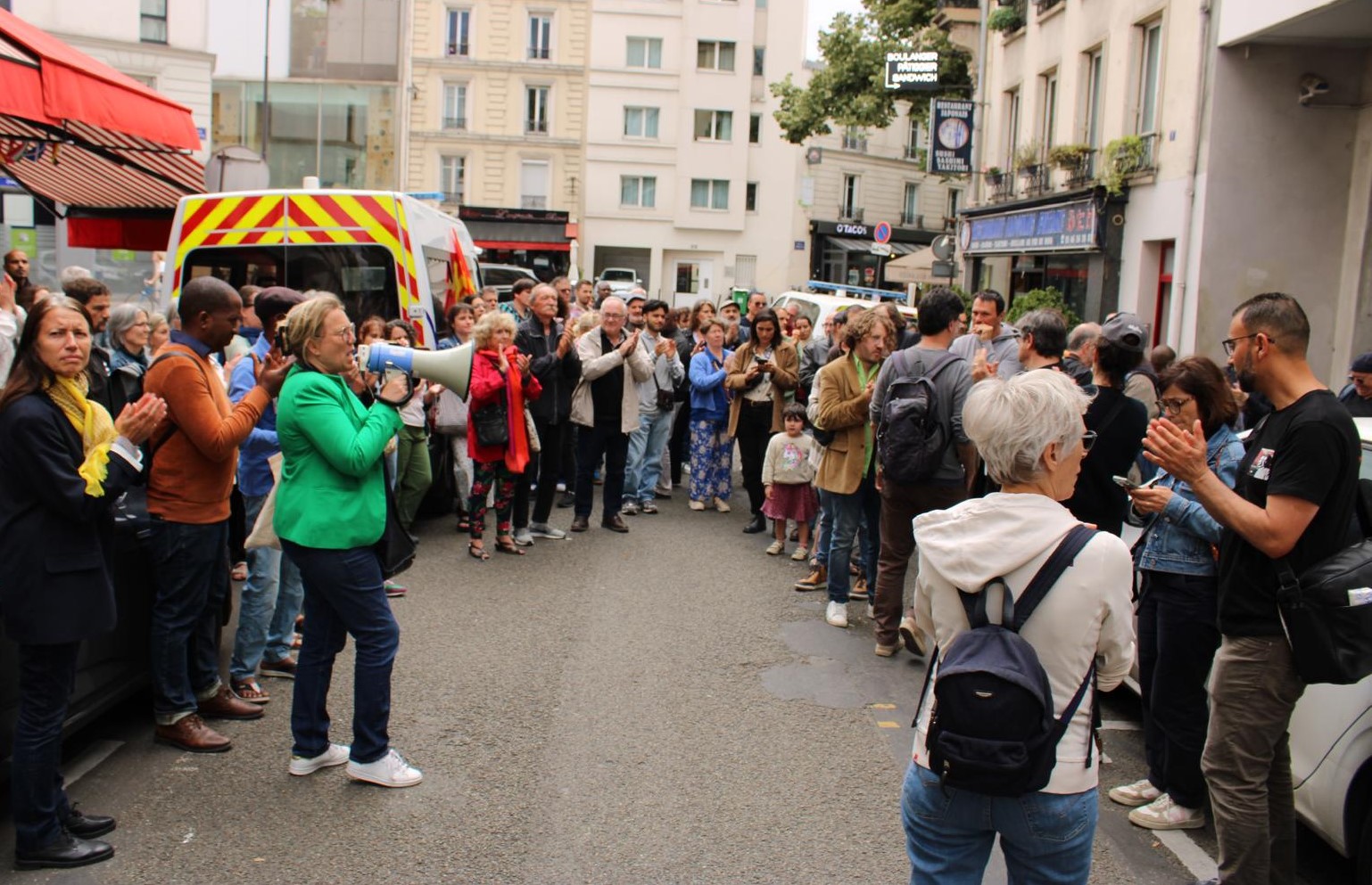 Un rassemblement après l'agression de colleurs d'affiches pour Danielle Simonet s'est tenu face au commissariat du XXe arrondissement. DR