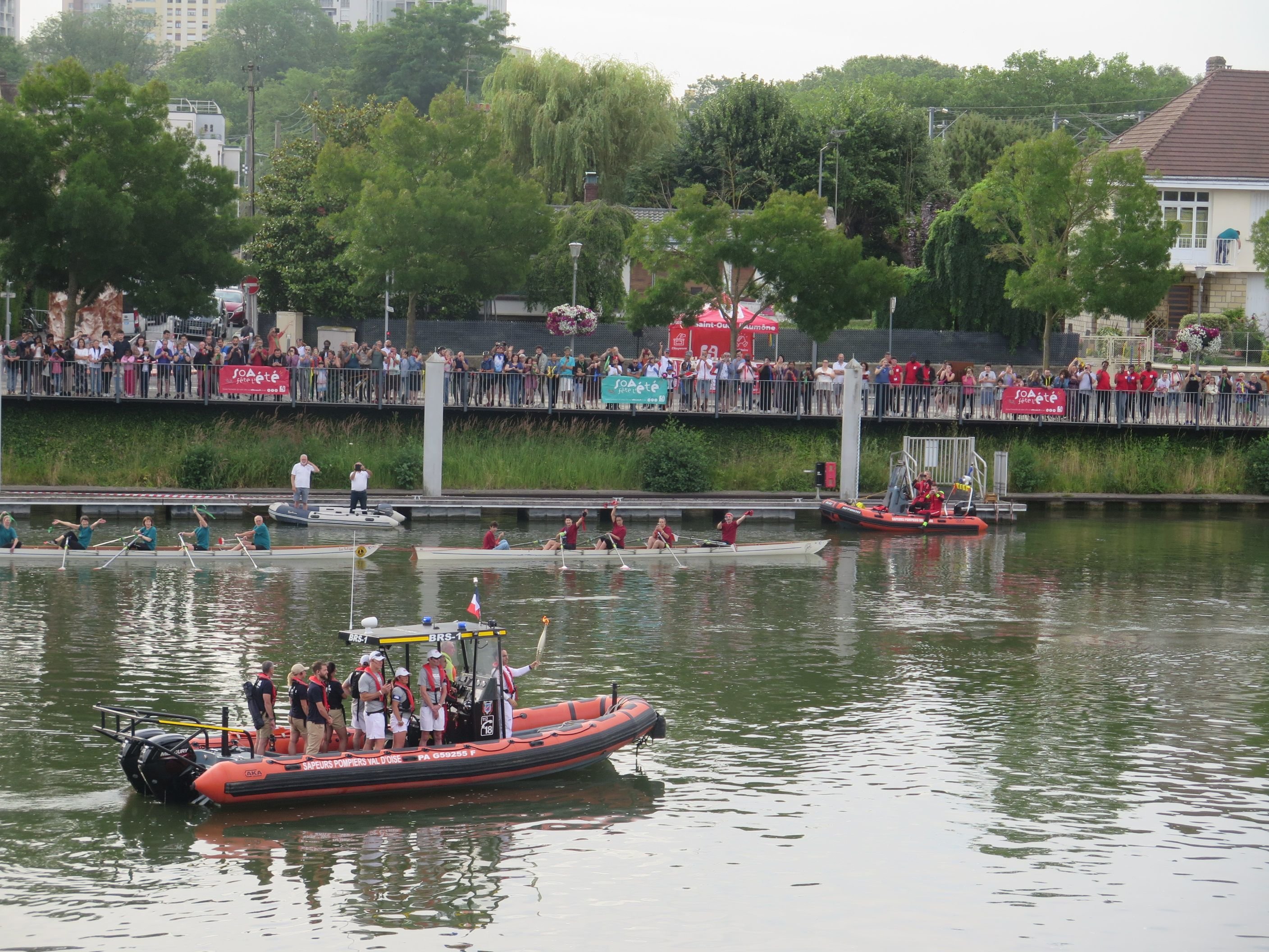 Pontoise (Val-d'Oise), ce vendredi 19 juillet. Le club d'aviron de Cergy-Pontoise a participé au passage de la flamme olympique à bord de cinq bateaux aux couleurs des anneaux. LP/Marie Persidat