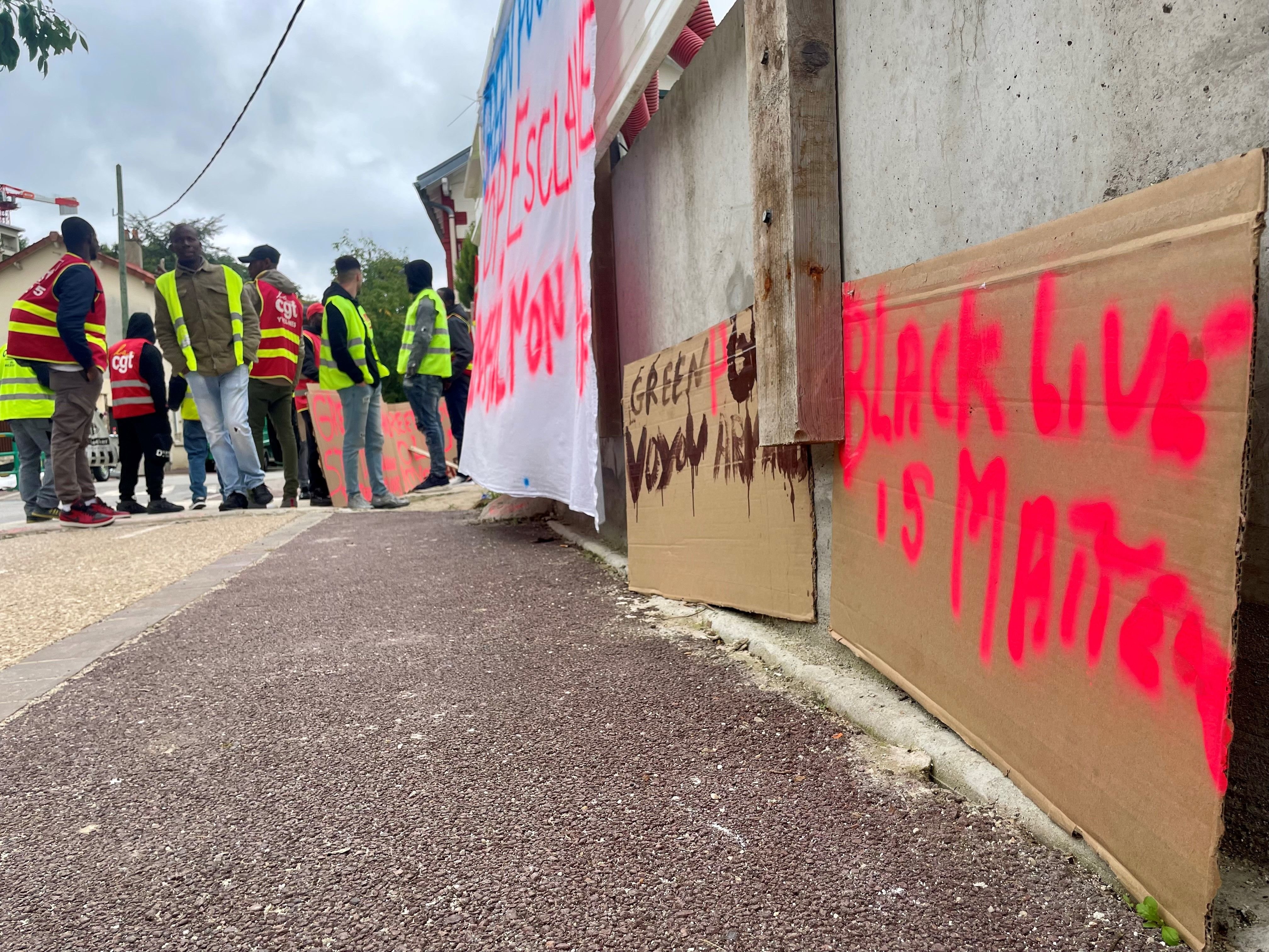 Saint-Germain-en-Laye, ce mardi. Les salariés multiplient les rassemblements devant les chantier où leur entreprise intervient. (LP/Sébastien Birden)