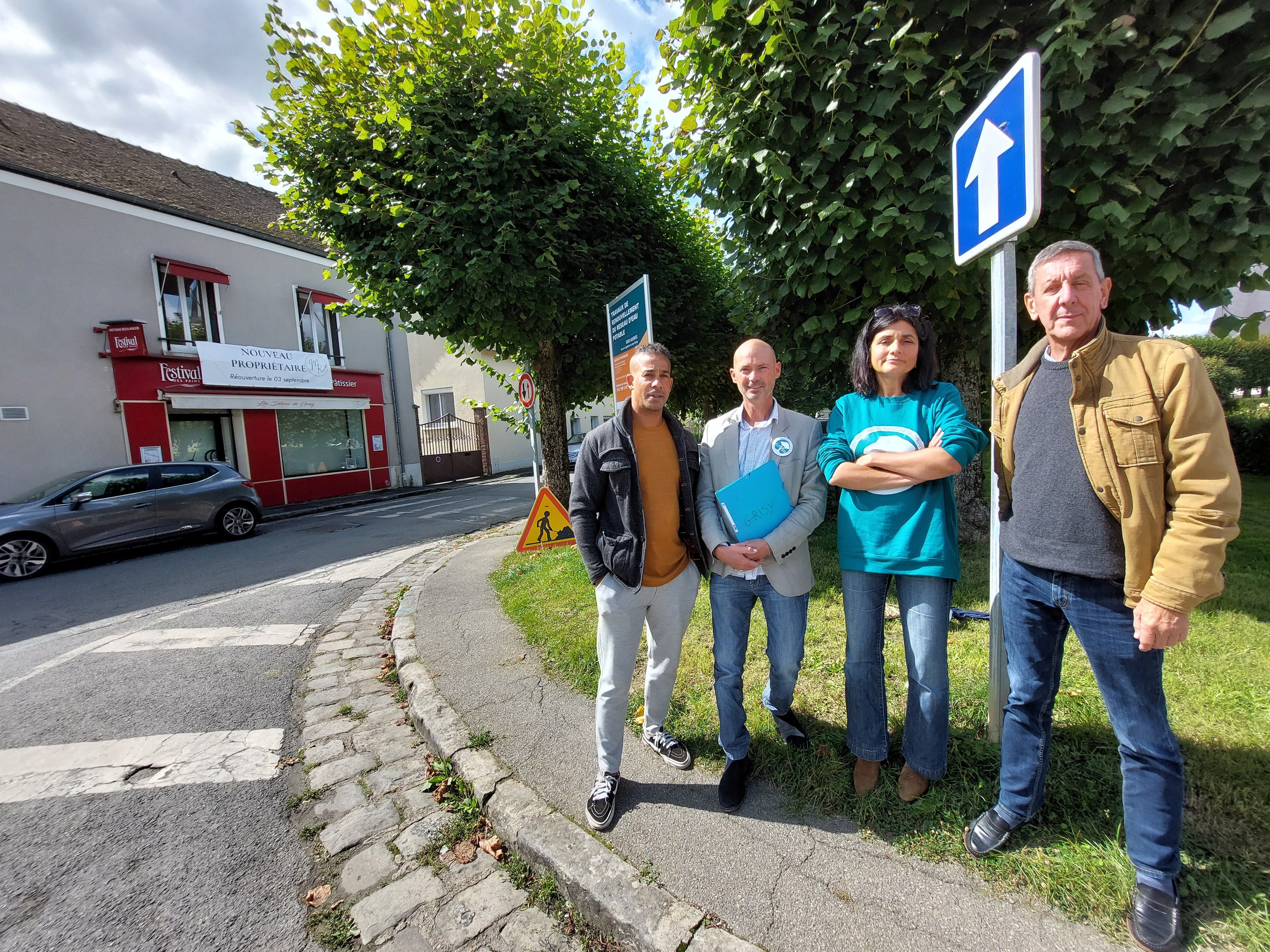 Grisy-Suisnes (Seine-et-Marne), ce samedi 14 septembre. Dominique Cleonis, arboriste,  Julien Camek (SE), élu d'opposition, Valentine Rousseau, référente du GNSA France, et Thierry Pierres, président de l'association Grisy pour le meilleur, devant les tilleuls qui doivent être coupés. LP/Sébastien Blondé