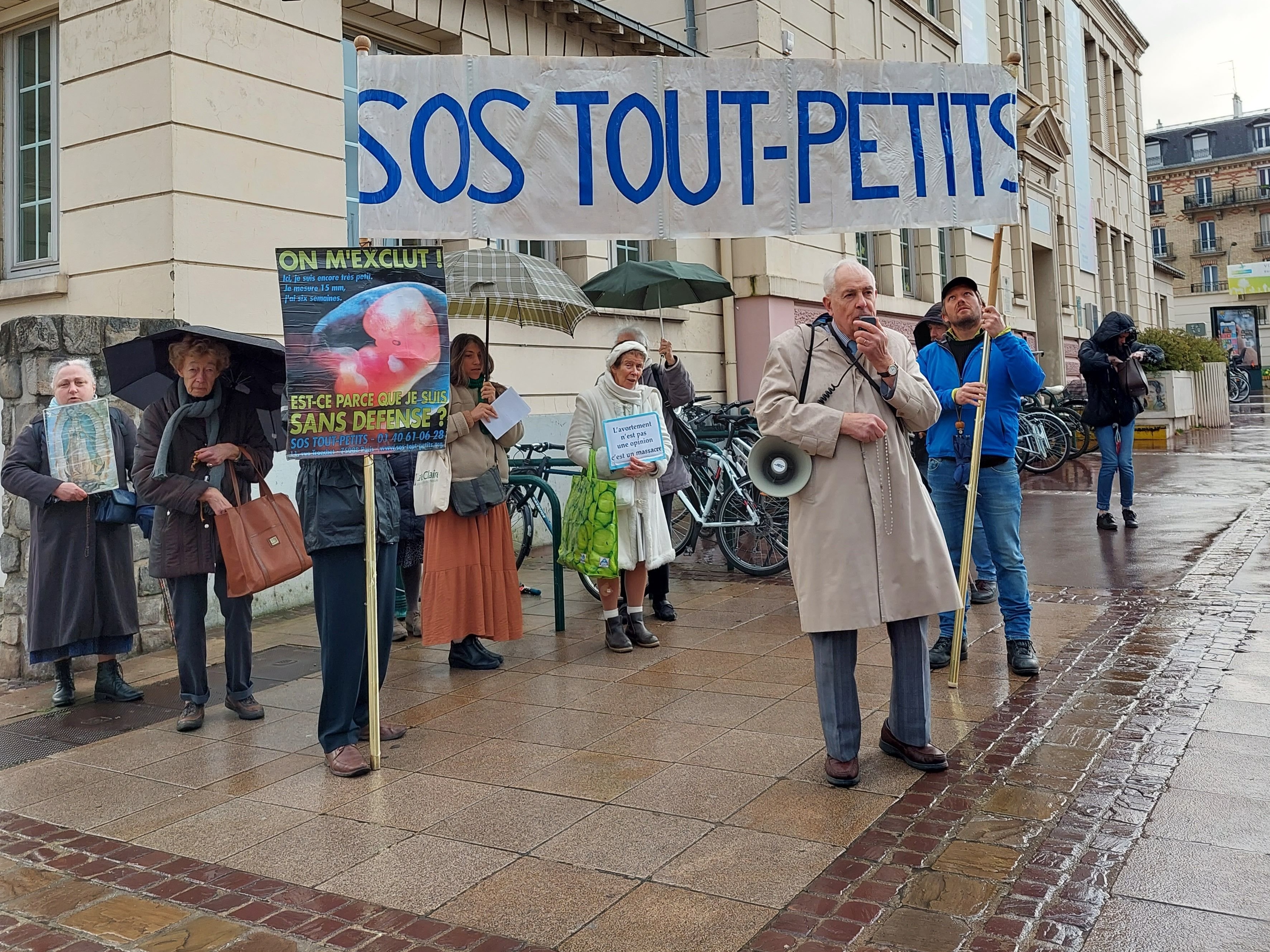 Maisons-Laffitte, le 24 mars. Les militants pro vie viennent pour la plupart de Paris et participent régulièrement à ce type d'événement. LP/Julie Ménard