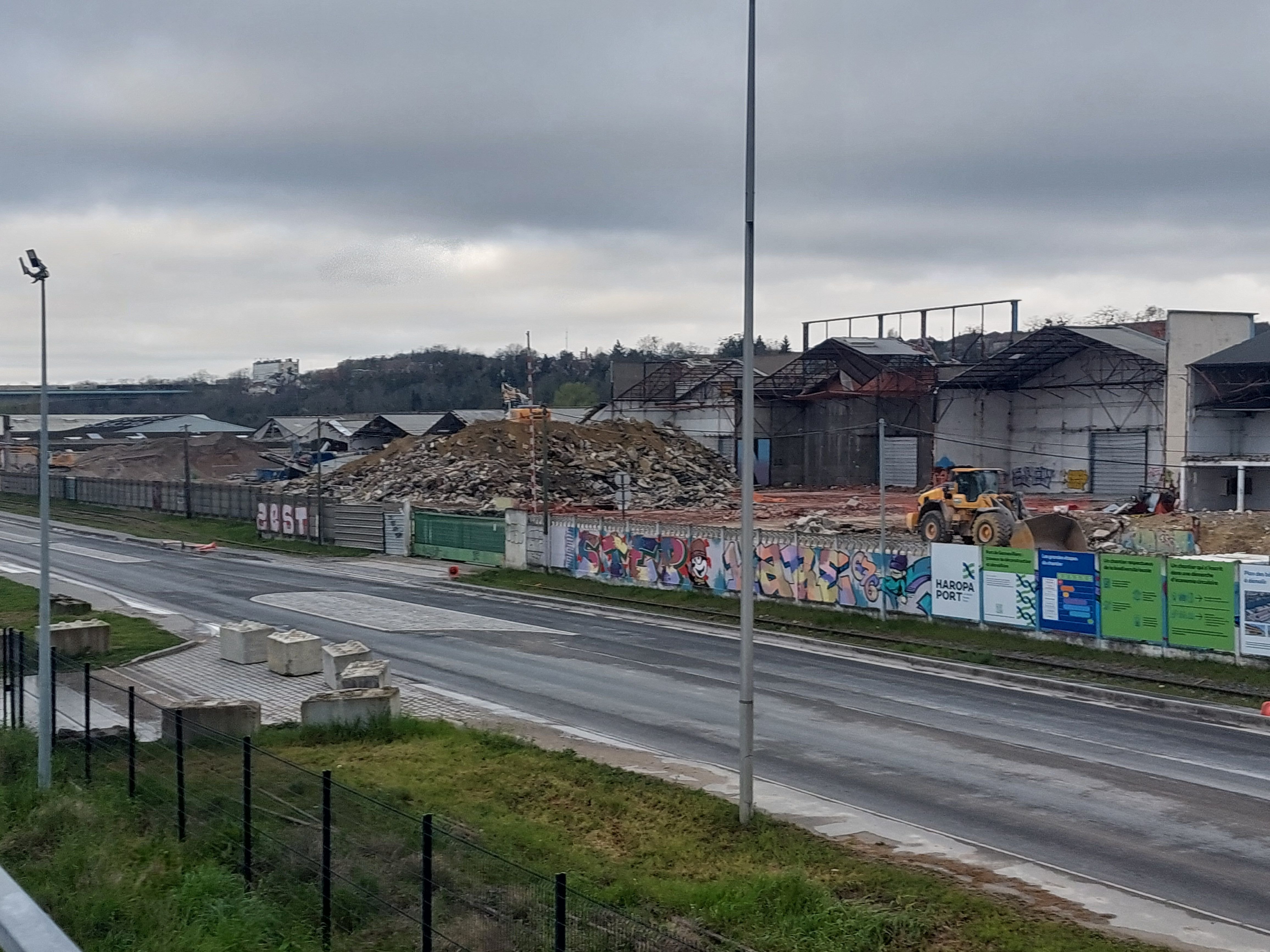 Gennevilliers, mars 2024. La démolition des bâtiments du site destiné à accueillir l'entrepôt Green Dock doit se poursuivre les prochains mois. LP/O.B.