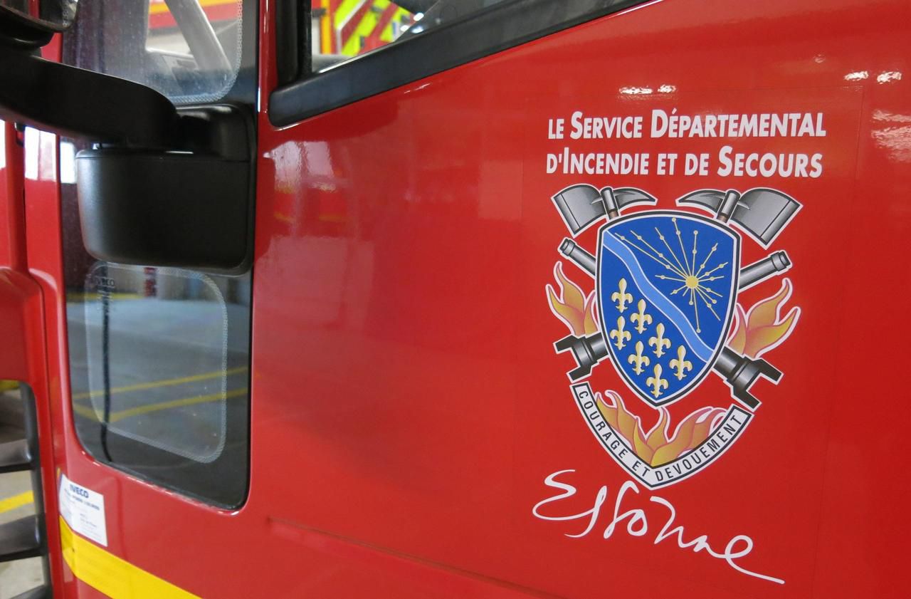 <b></b> Les pompiers ont désincarcéré deux occupants d’une voiture qui a quitté la route dans la nuit de mardi à mercredi à Etréchy. Les victimes sont gravement blessées. 