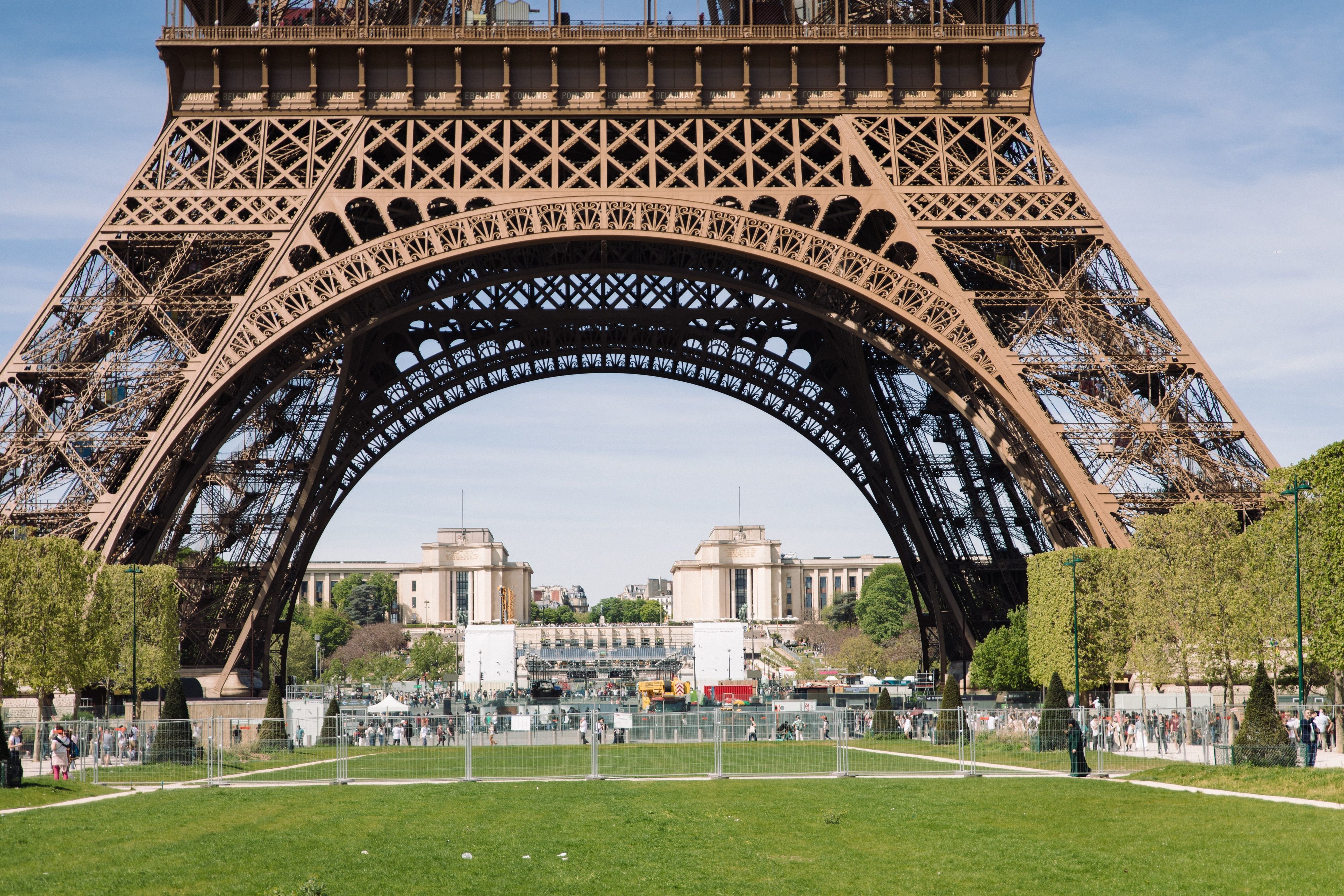 Paris. Les trois personnes suspectées d'avoir déposé cinq cercueils au pied de la tour Eiffel ce samedi ont été mis en examen. (Illustration) LP/Ph Labrosse