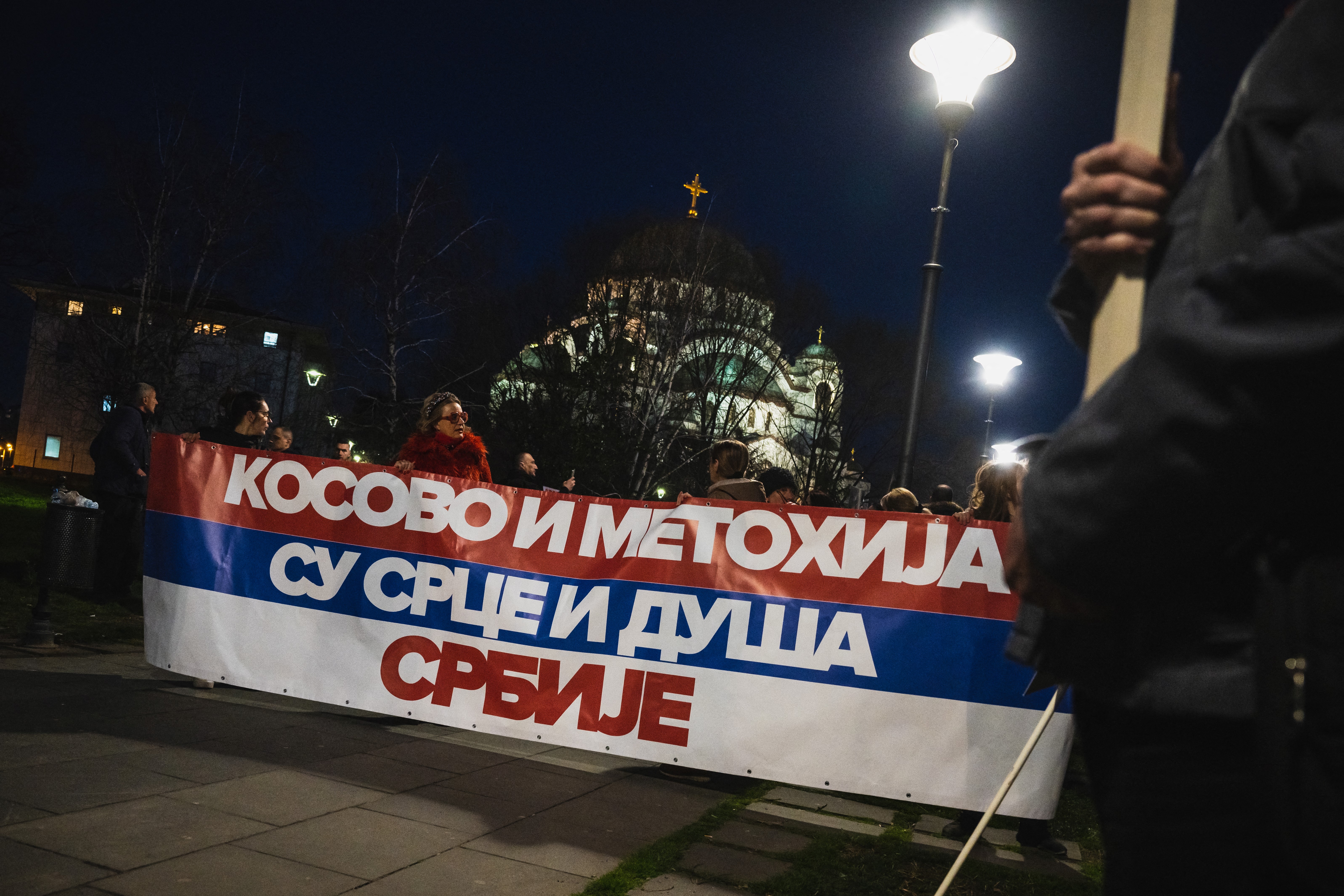 Des manifestants arborent une banderole sur laquelle il est inscrit "Le Kosovo et la Métochie sont le cœur et l'âme de la Serbie", lors d'un rassemblement le 17 mars à Belgrade (Serbie). Andrej ISAKOVIC / AFP