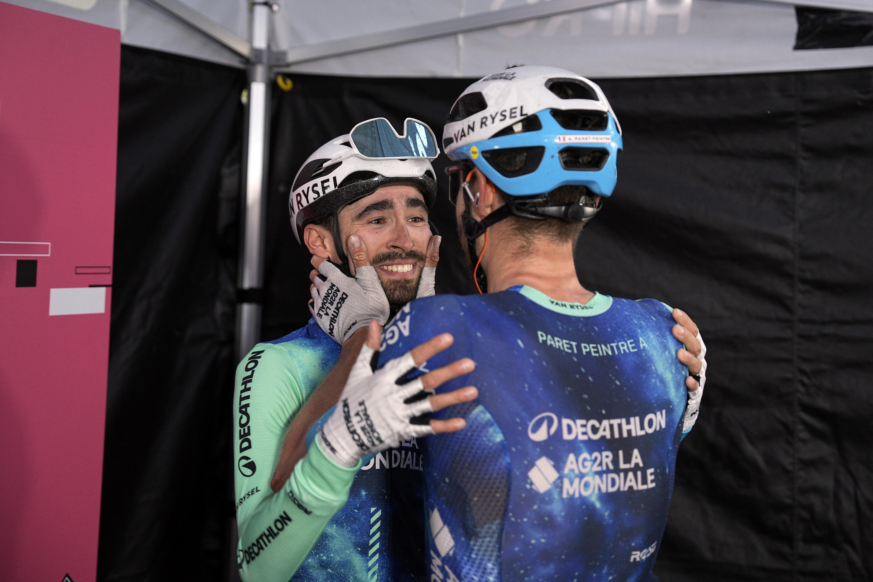Aurélien Paret-Peintre (de dos) félicite son frère Valentin, vainqueur ce mardi sur le Giro, à l'issue d'une étape où ils étaient tous les deux dans l'échappée. Icon Sport/Lapresse/Marco Alpozzi