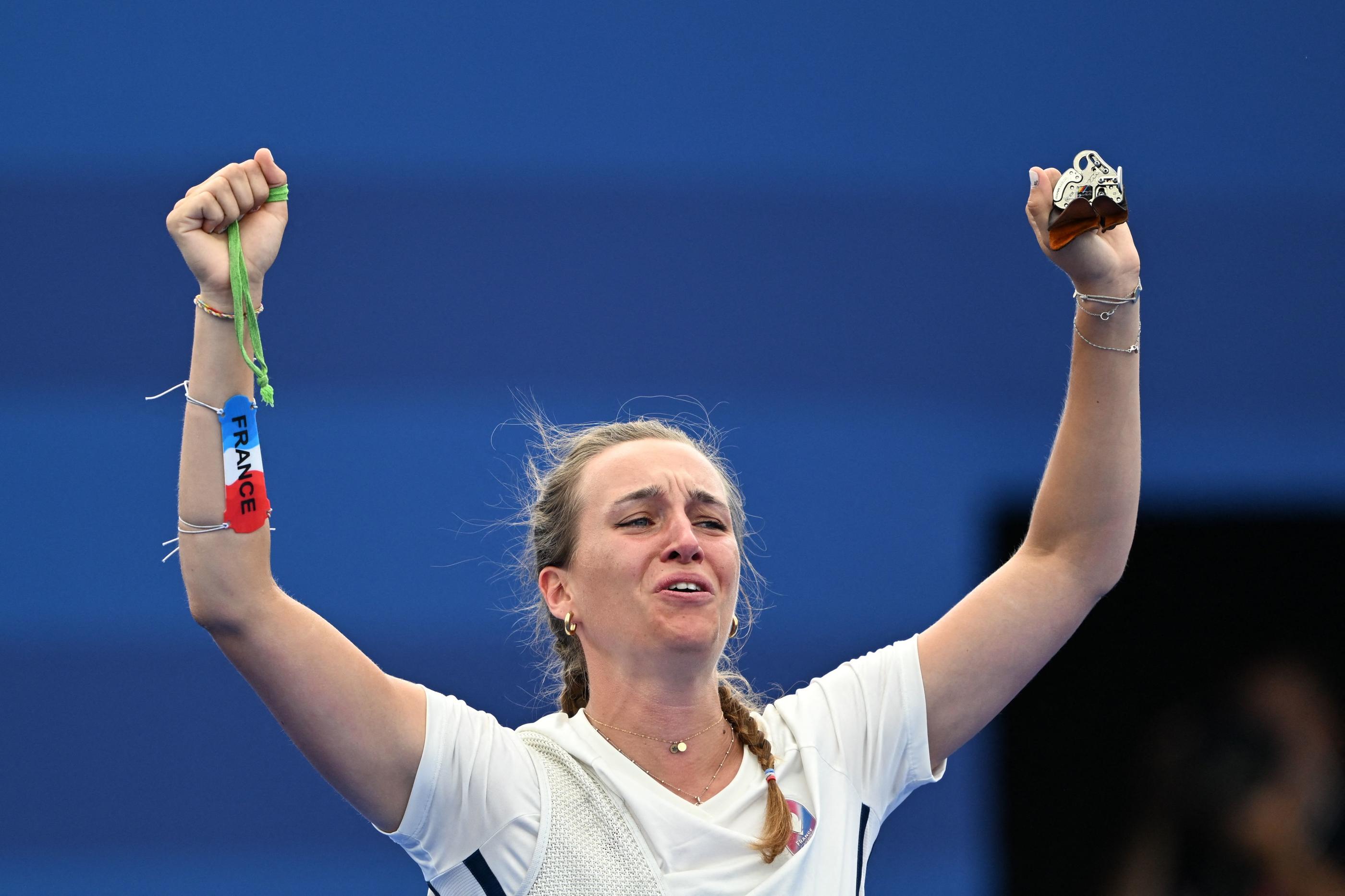 Lisa Barbelin a décroché sa première médaille individuelle sur l'épreuve de tir à l'arc féminine ce samedi. (Photo by Punit PARANJPE / AFP)