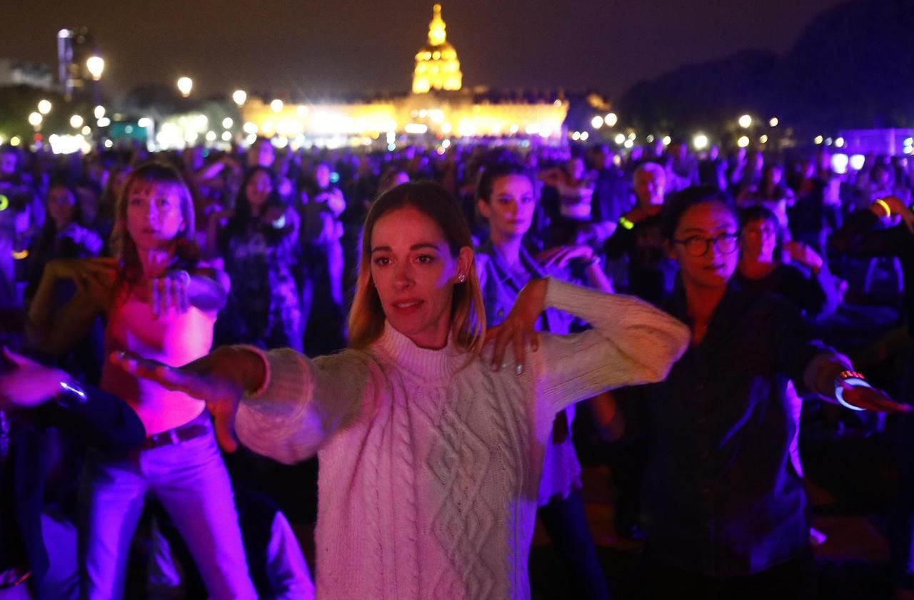 <b></b> Paris, le 6 octobre 2018. Séance de yoga sur l’esplanade des Invalides lors de la dernière Nuit blanche.