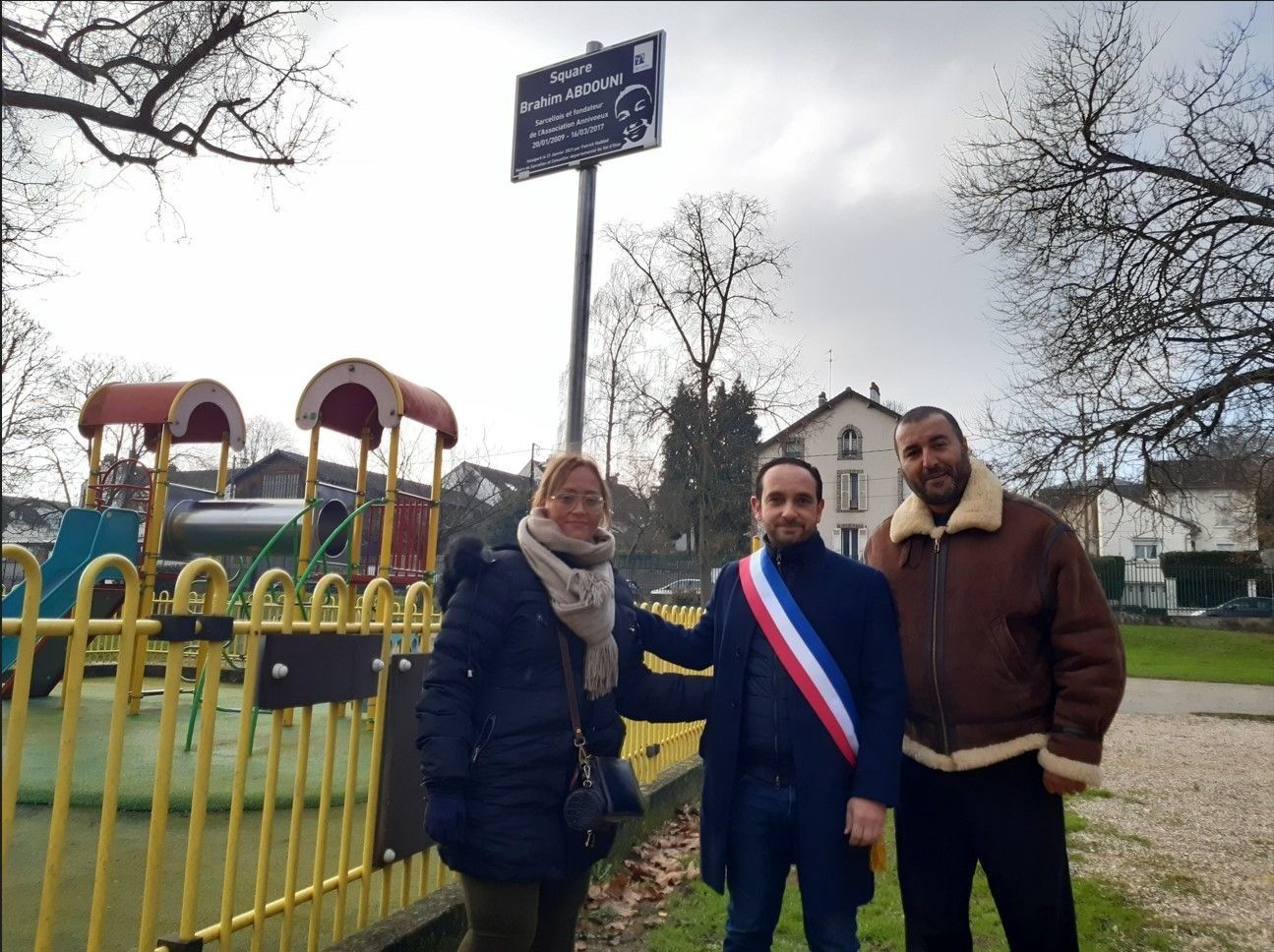 Sarcelles (Val-d'Oise), ce samedi. Les parents de Brahim et le maire, Patrick Haddad, ont dévoilé une plaque à son nom. LP/C.L.