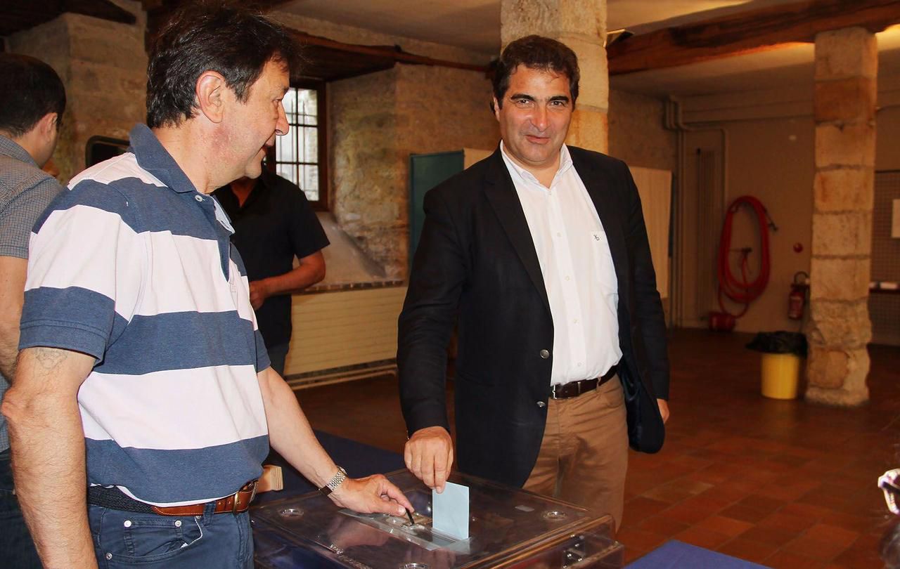 <b></b> Provins, ce dimanche matin. Christian Jacob (LR) en train de voter au 1er tour des élections législatives dans son bureau de vote. 