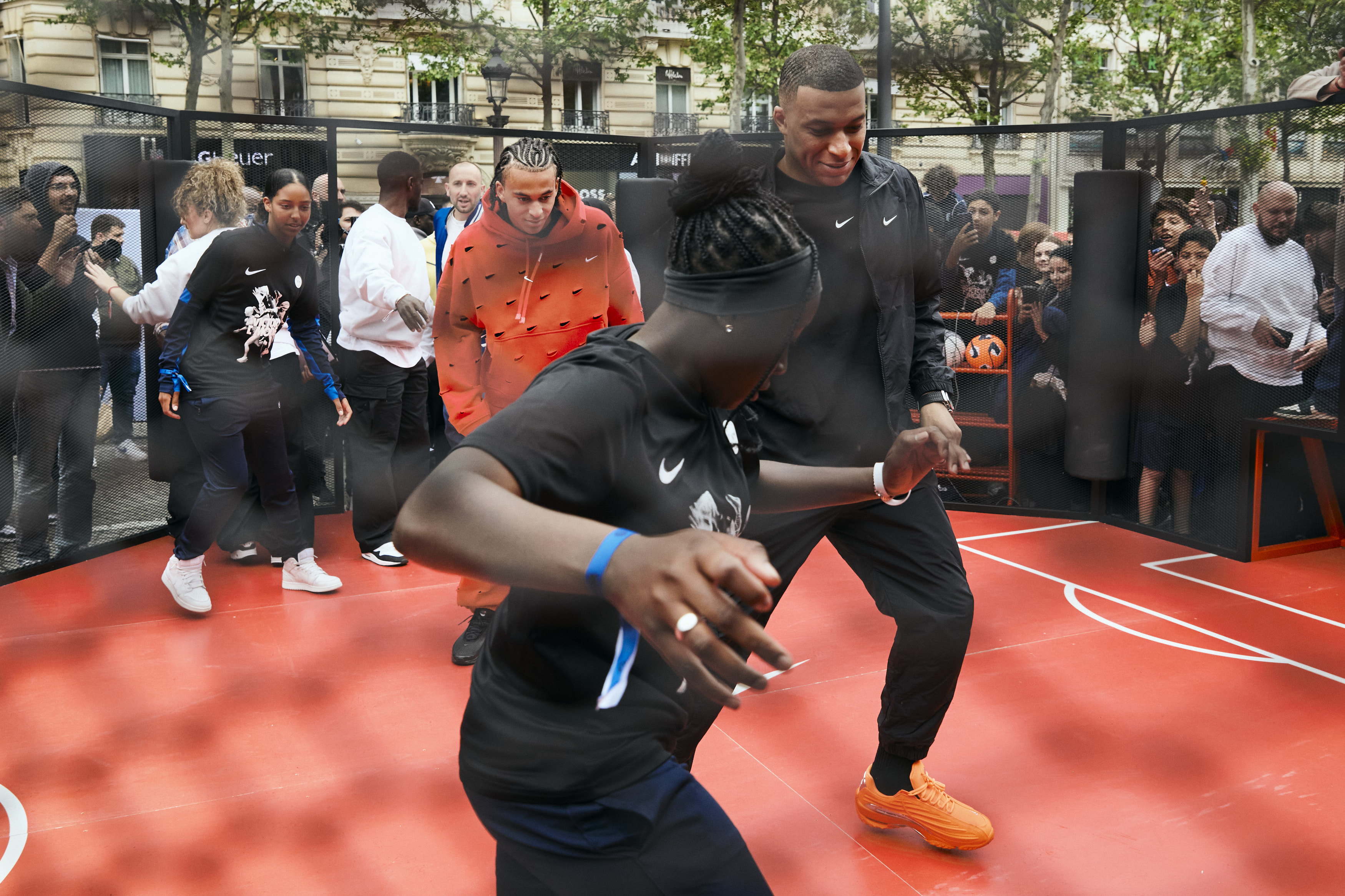 Kylian Mbappé, ici avec son frère Ethan, a profité de cette journée promotionnelle pour échanger avec de nombreux jeunes, tous plus fous les uns que les autres de la star parisienne. Nike