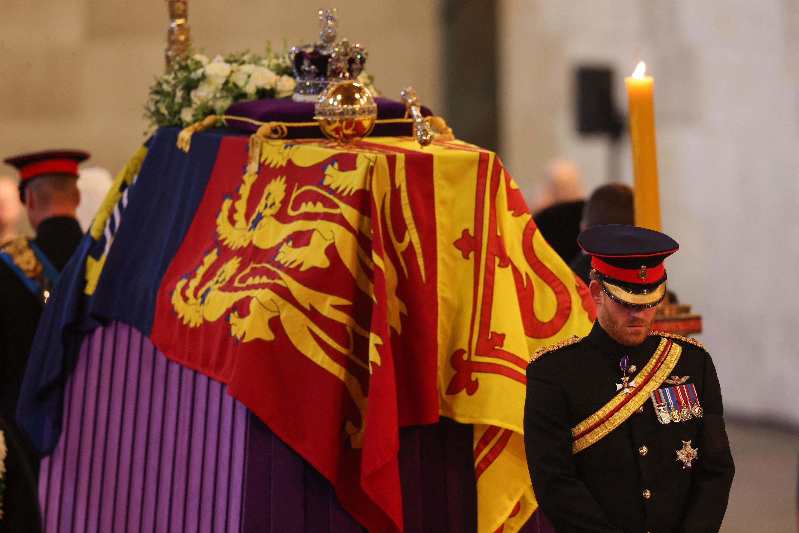 Les princes William et Harry et les six autres petits-enfants de la reine Elizabeth II se sont recueillis près de son cercueil samedi. AFP/Pool/Ian Vogler