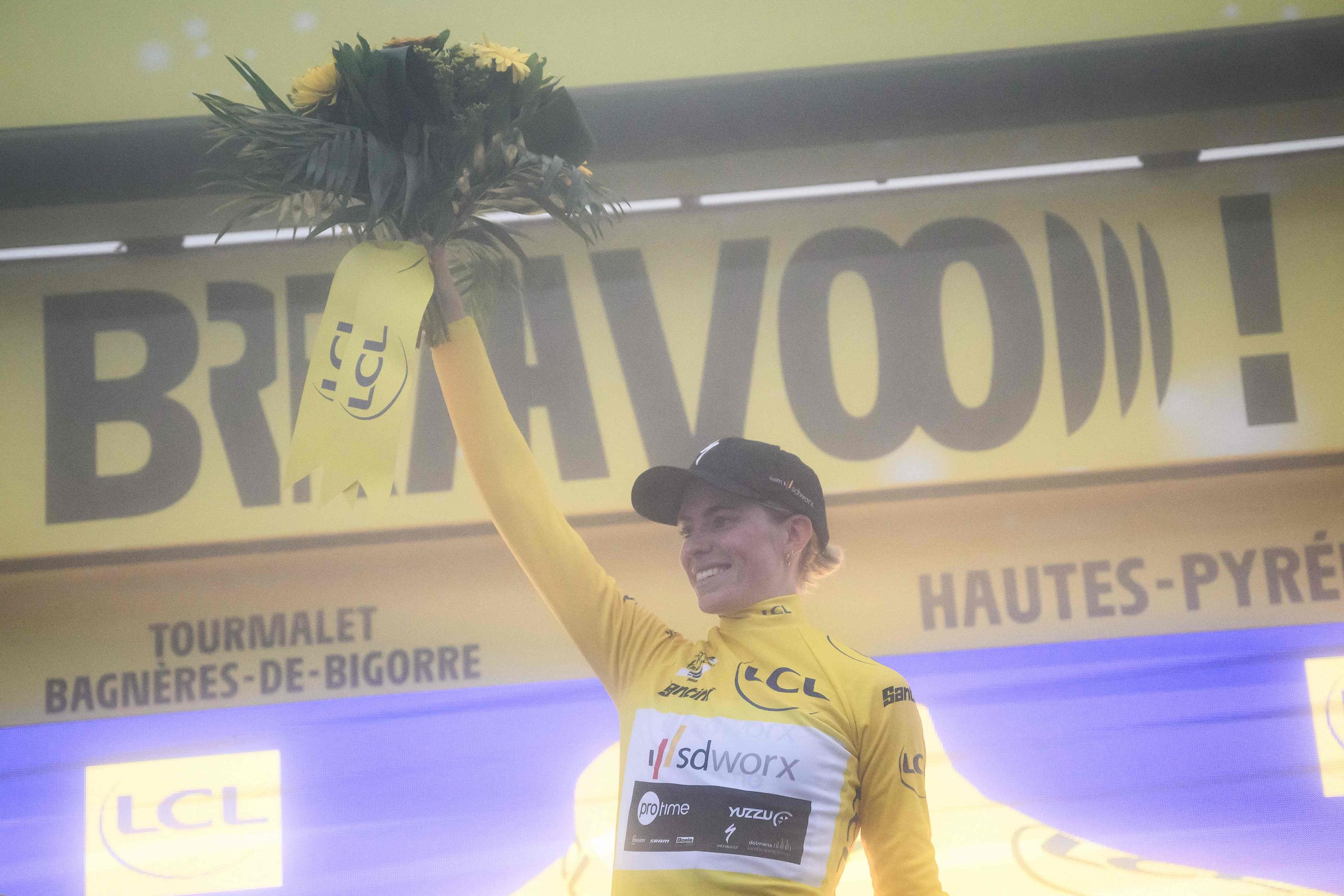Demi Vollering a enfilé le maillot jaune samedi, à l'issue de l'étape au Tourmalet. (Jeff Pachoud/AFP)