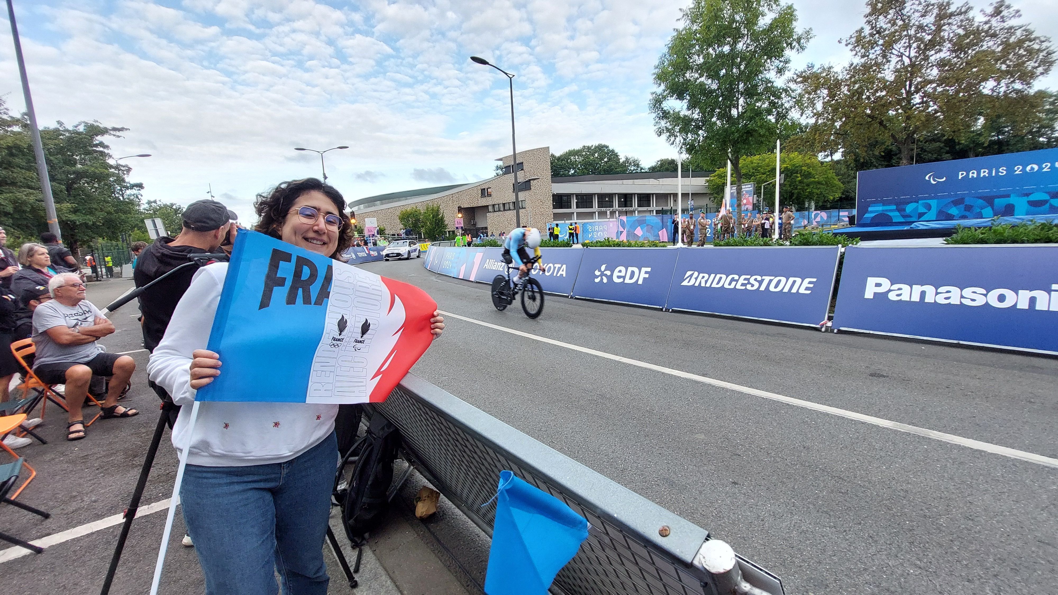 Clichy-sous-Bois, ce mercredi. «Je ne connais pas vraiment les sportifs, mais j’habite ici, ça se passe dans ma ville. C’est chez moi et on le voit sur grand écran, c’est retransmis partout», observe Fazilet avec une certaine fierté. LP/Claire Guédon