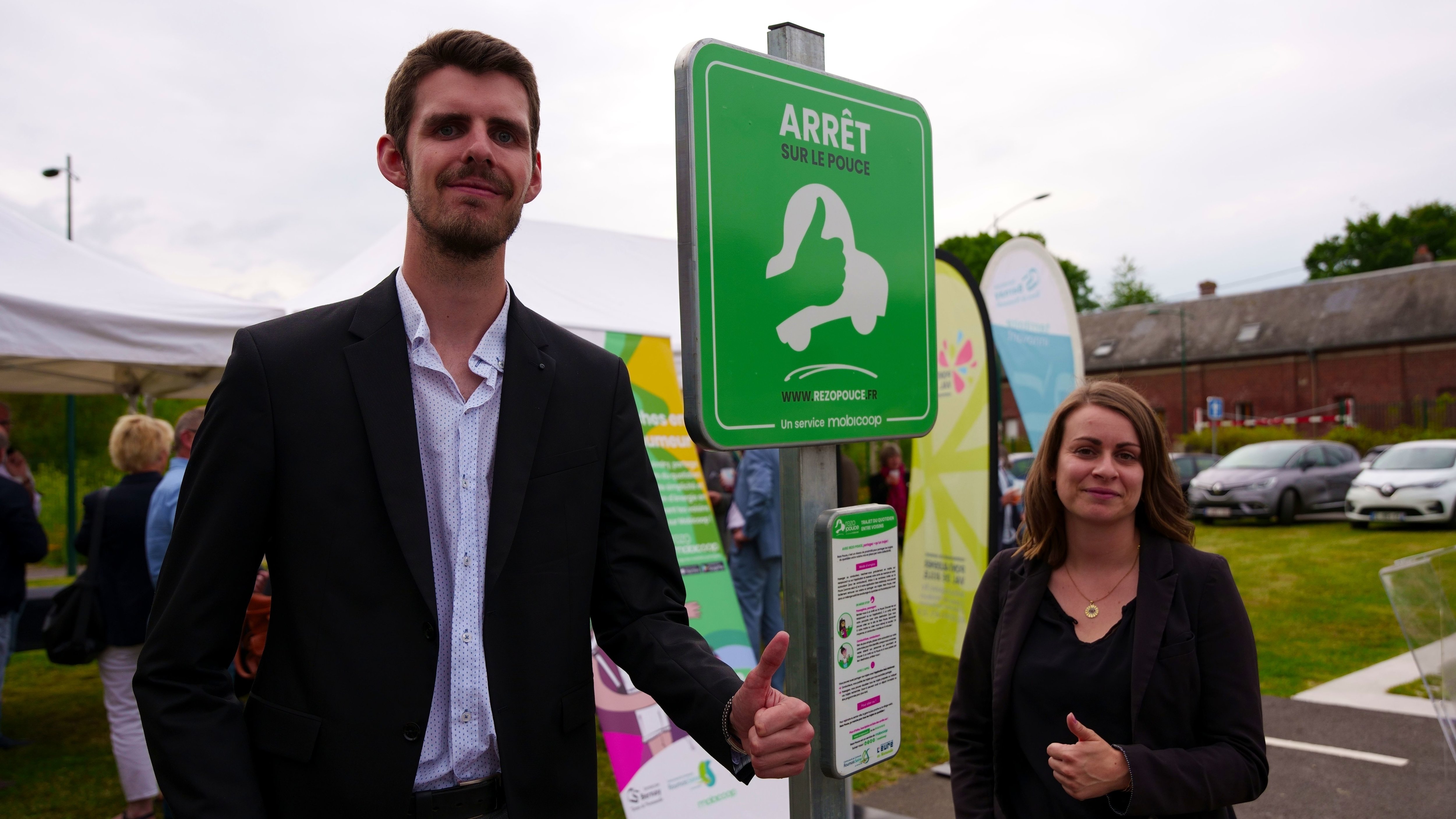 Damien Chatel, chargé de mission transition écologique et mobilité, et Typhanie Leroy, animatrice RézoPouce, accompagnent les premiers usagers de l'expérimentation de l'autostop. LP/Julie Guesdon