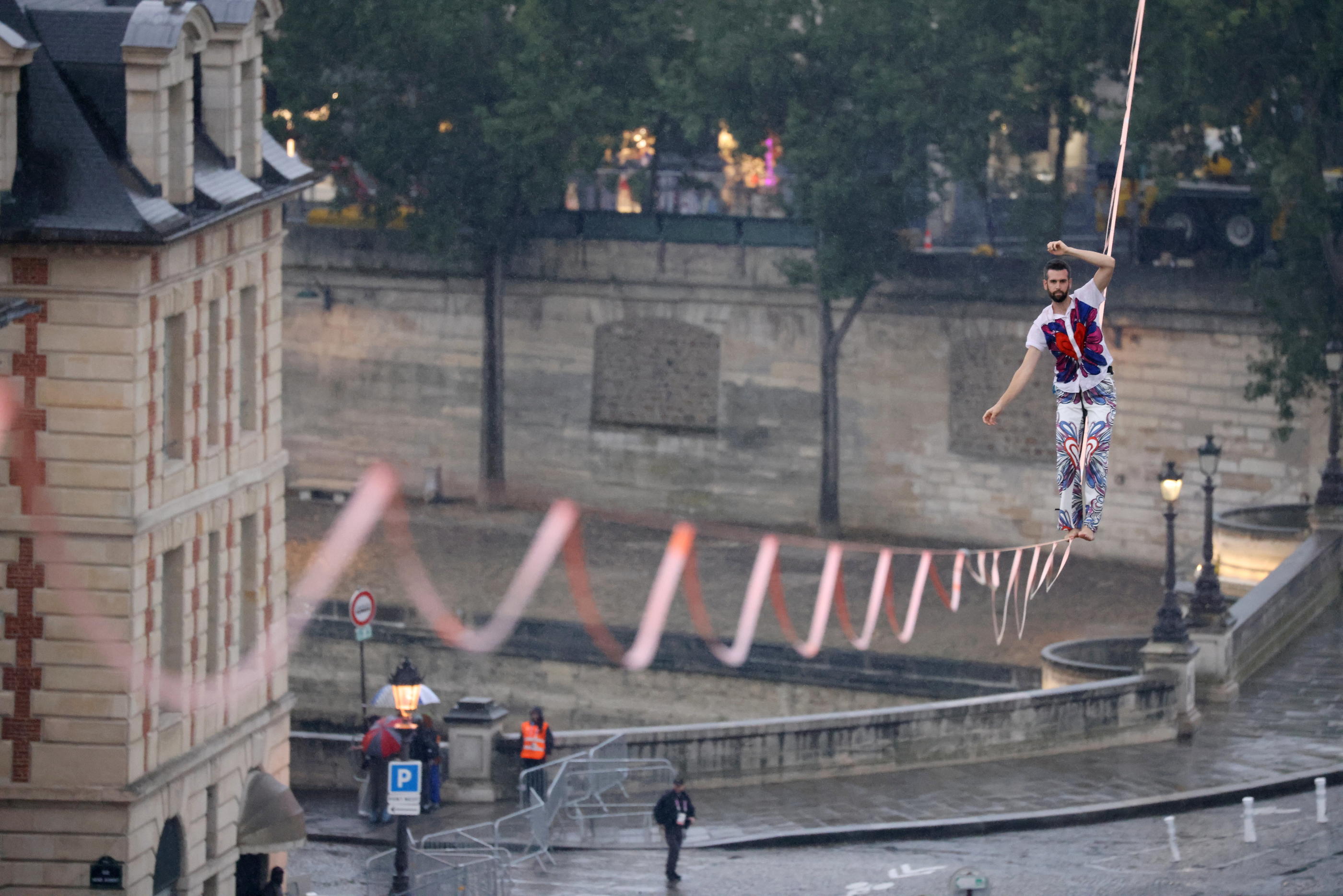 Le funambule Nathan Paulin a traversé la Seine à 34 mètres de haut pendant la cérémonie d'ouverture. LP/ Jean-Baptiste Quentin