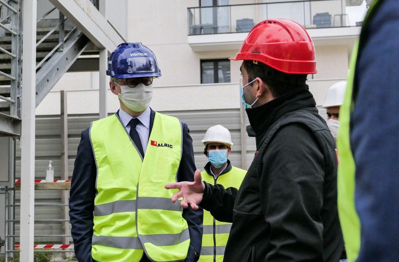 <b></b> Saint-Germain-en-Laye, ce lundi. Le ministre a échangé avec les acteurs du bâtiment sur leurs nouvelles conditions de travail.